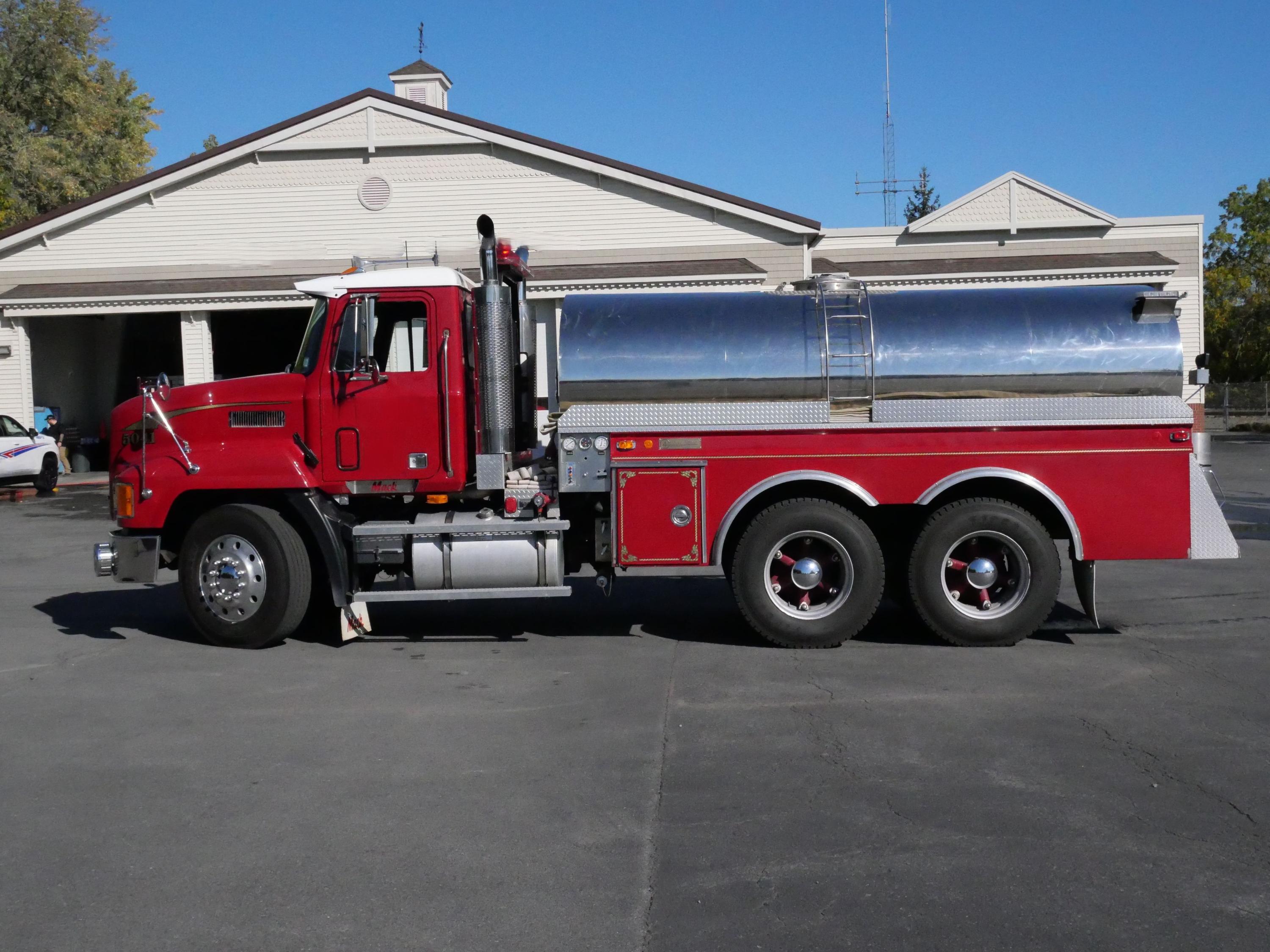 1993 4 Guys Mack Pumper Tanker - image 4