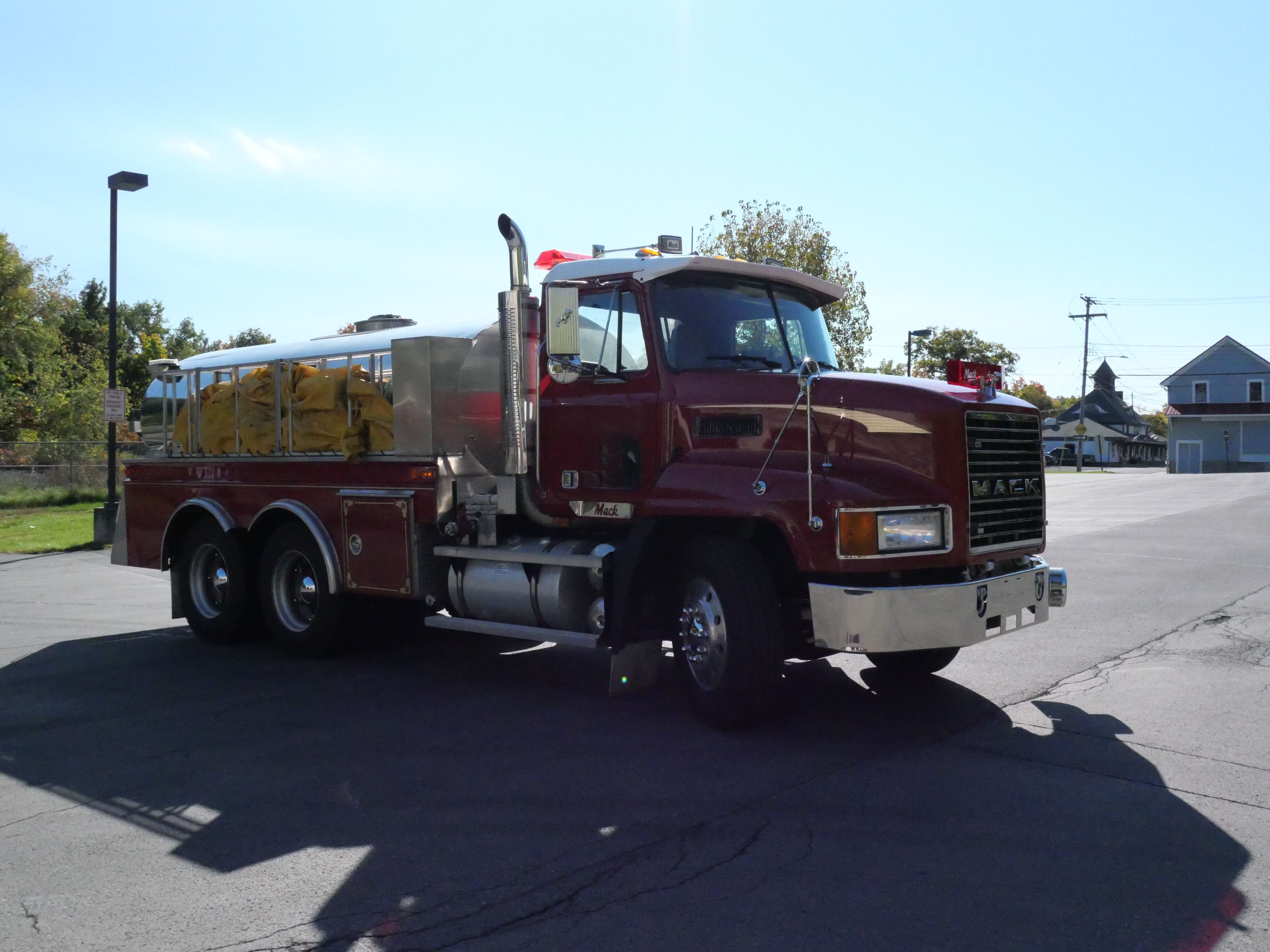1993 4 Guys Mack Pumper Tanker - image 2