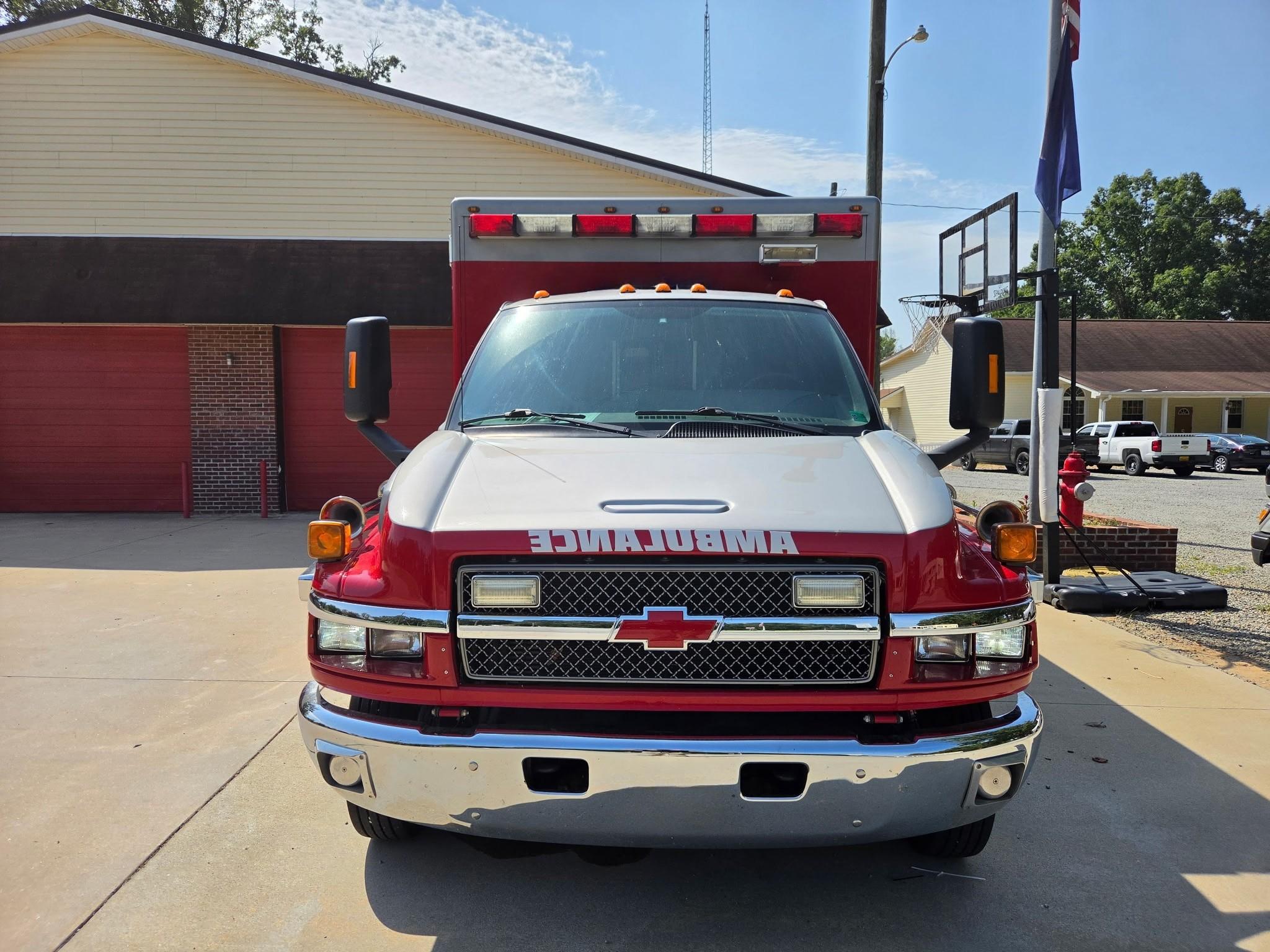 2007 Chevrolet 4500 Squad - image 2