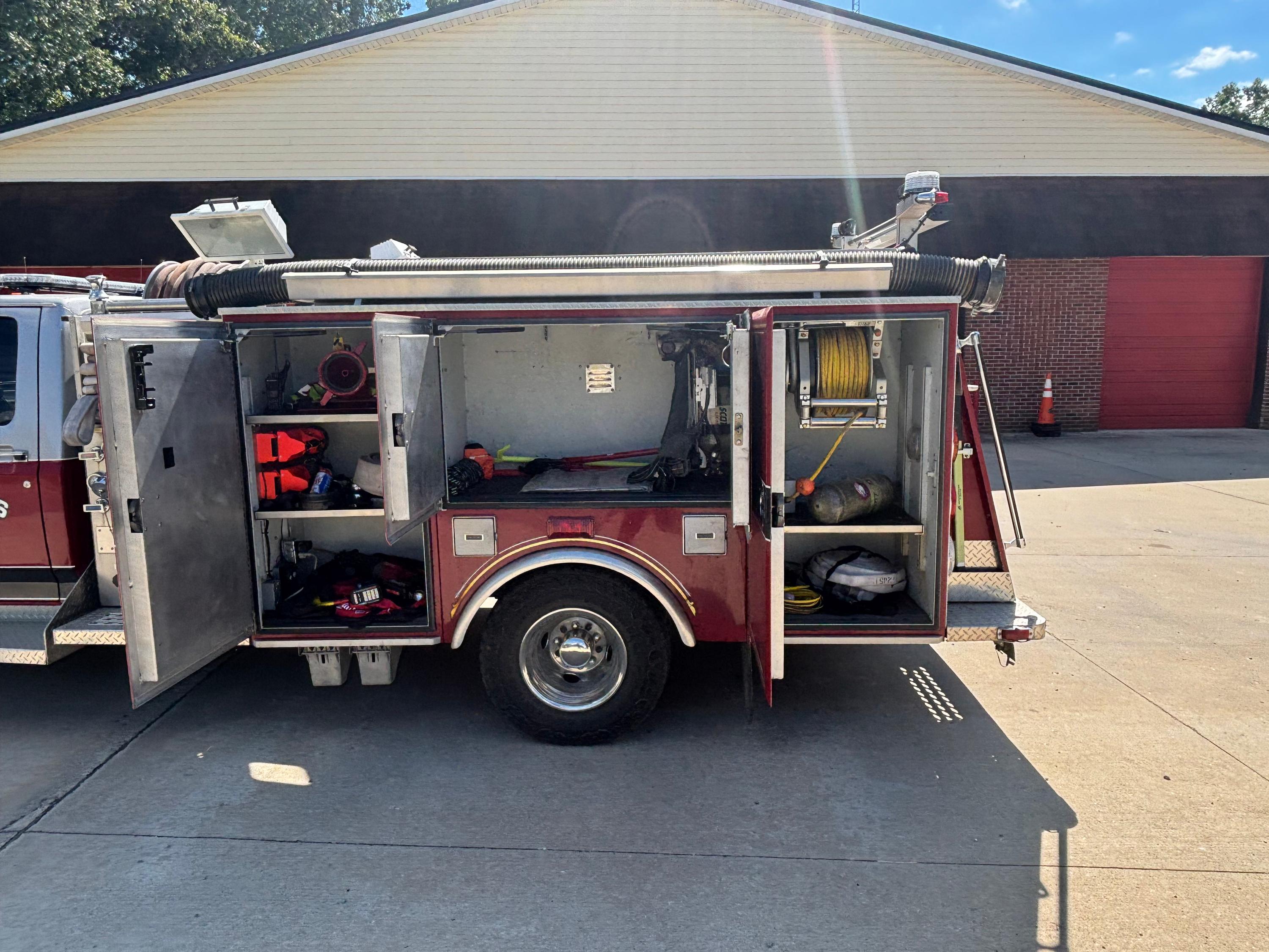 1997 Custom Fire Ford 4x4 Mini Pumper - image 5