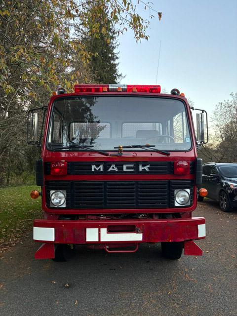 1985 Mack Heavy Rescue - image 2
