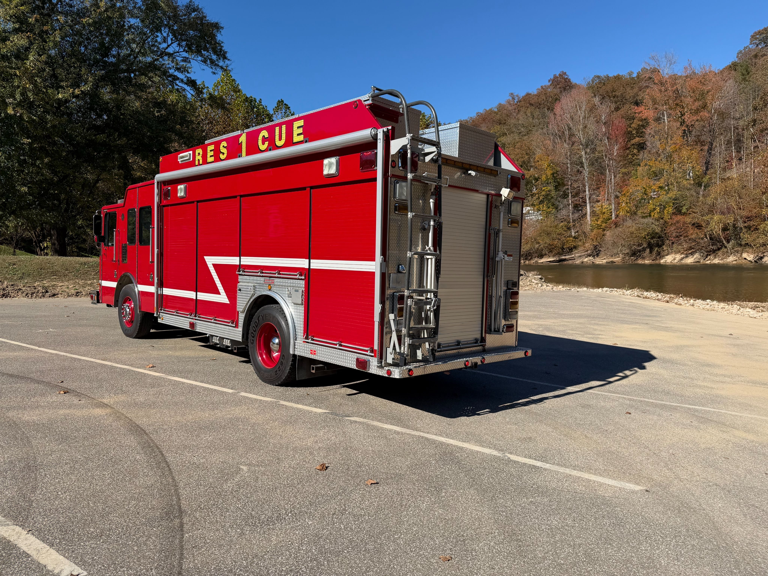 2006 Summit HME Heavy Rescue - image 7
