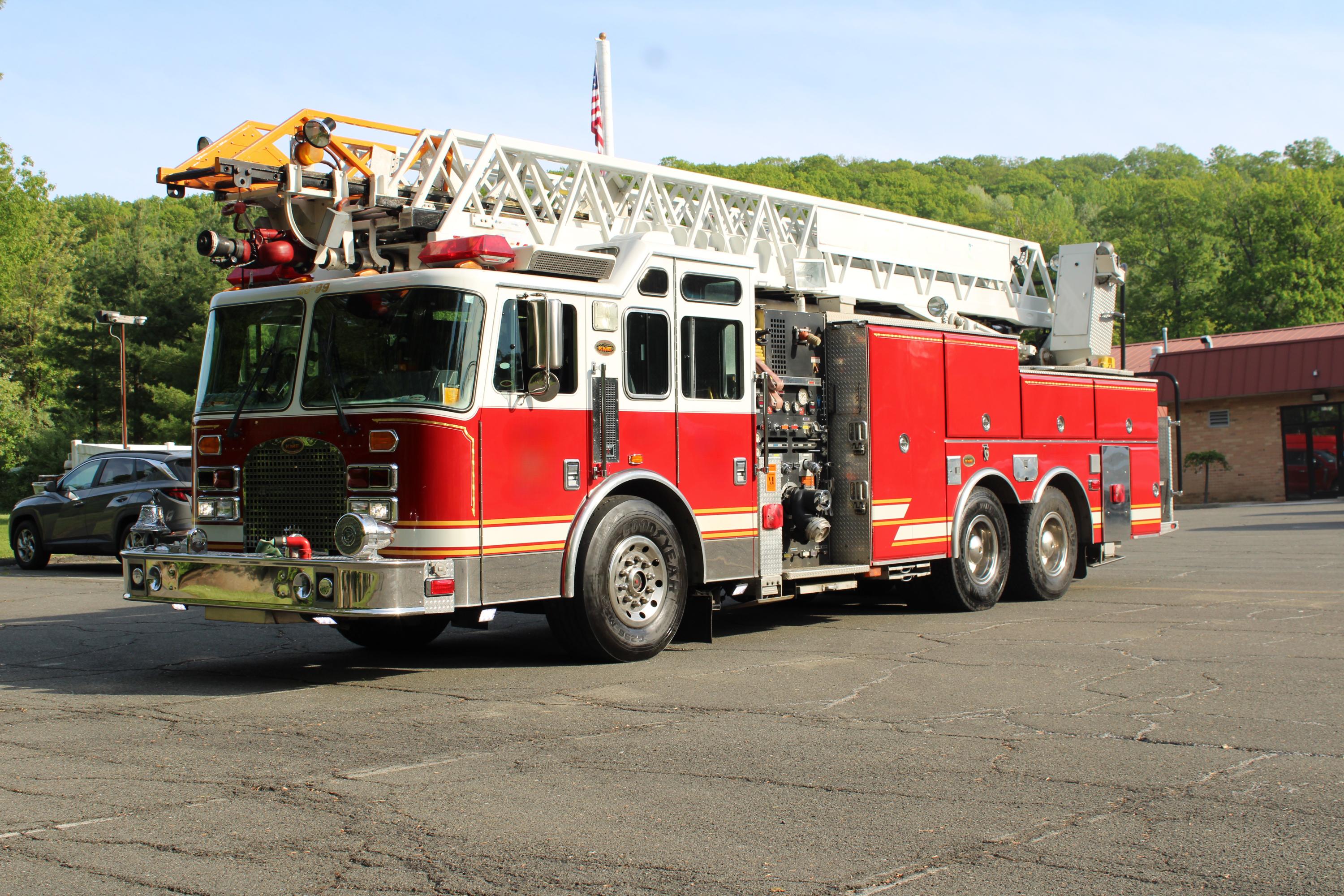 1999 100' KME AerialCat 2000/500 - image 1