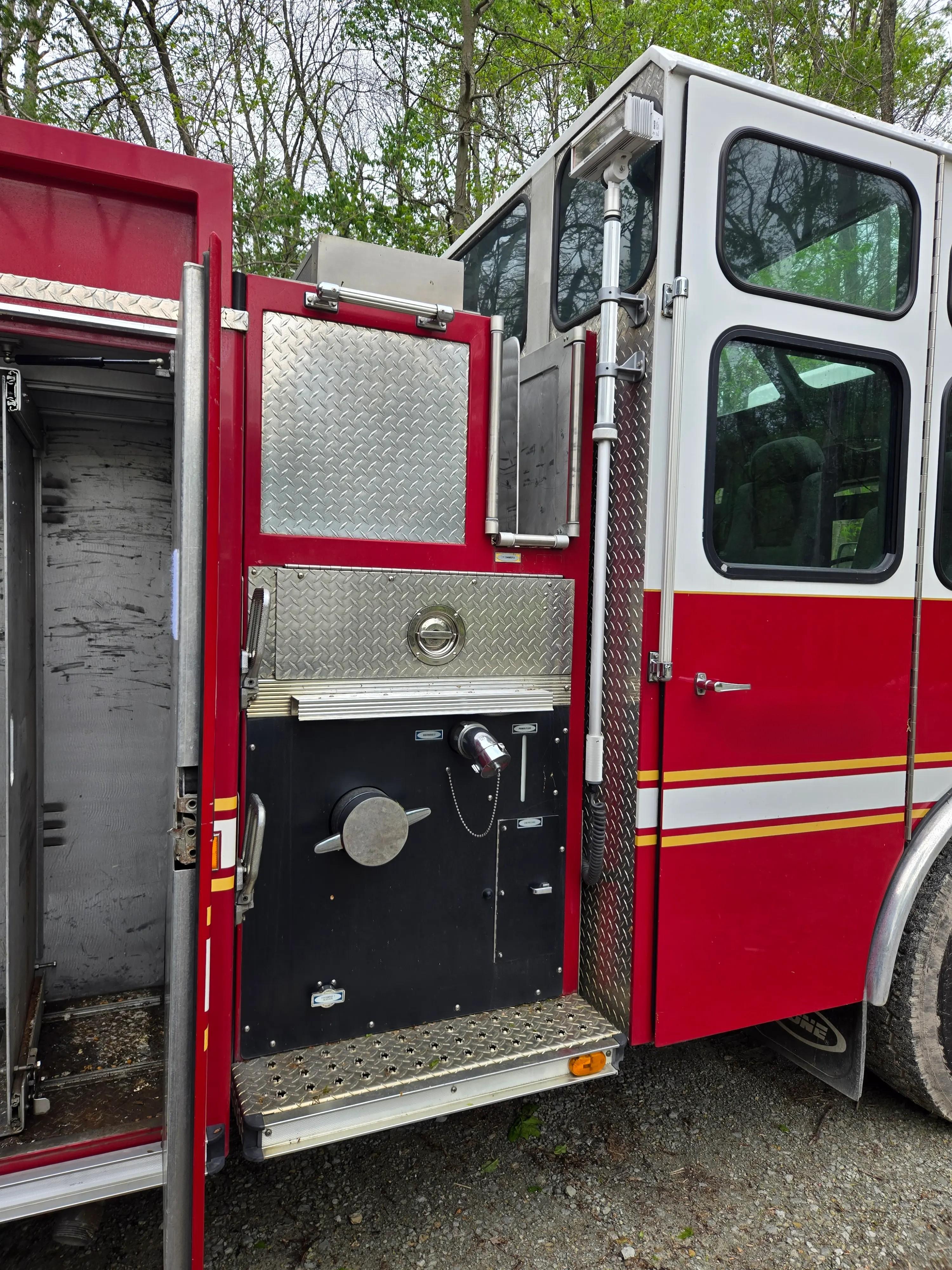 1999 E-One Rescue Pumper - image 14