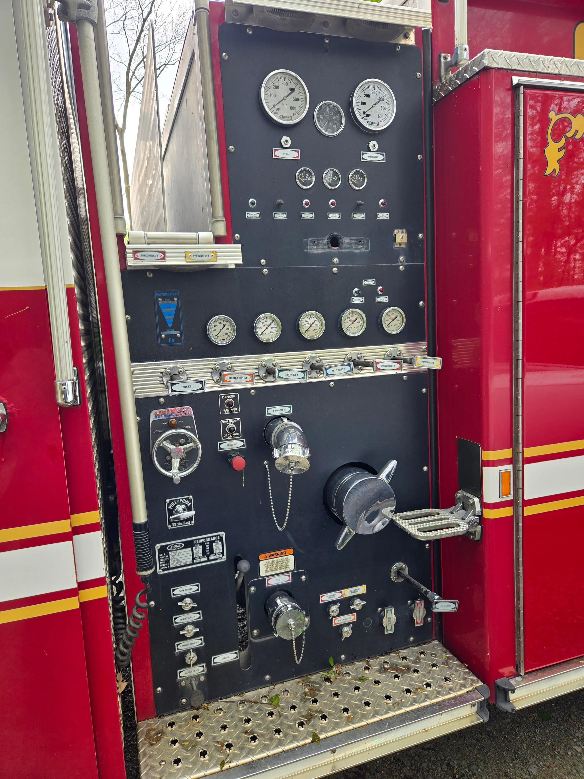 1999 E-One Rescue Pumper - image 2