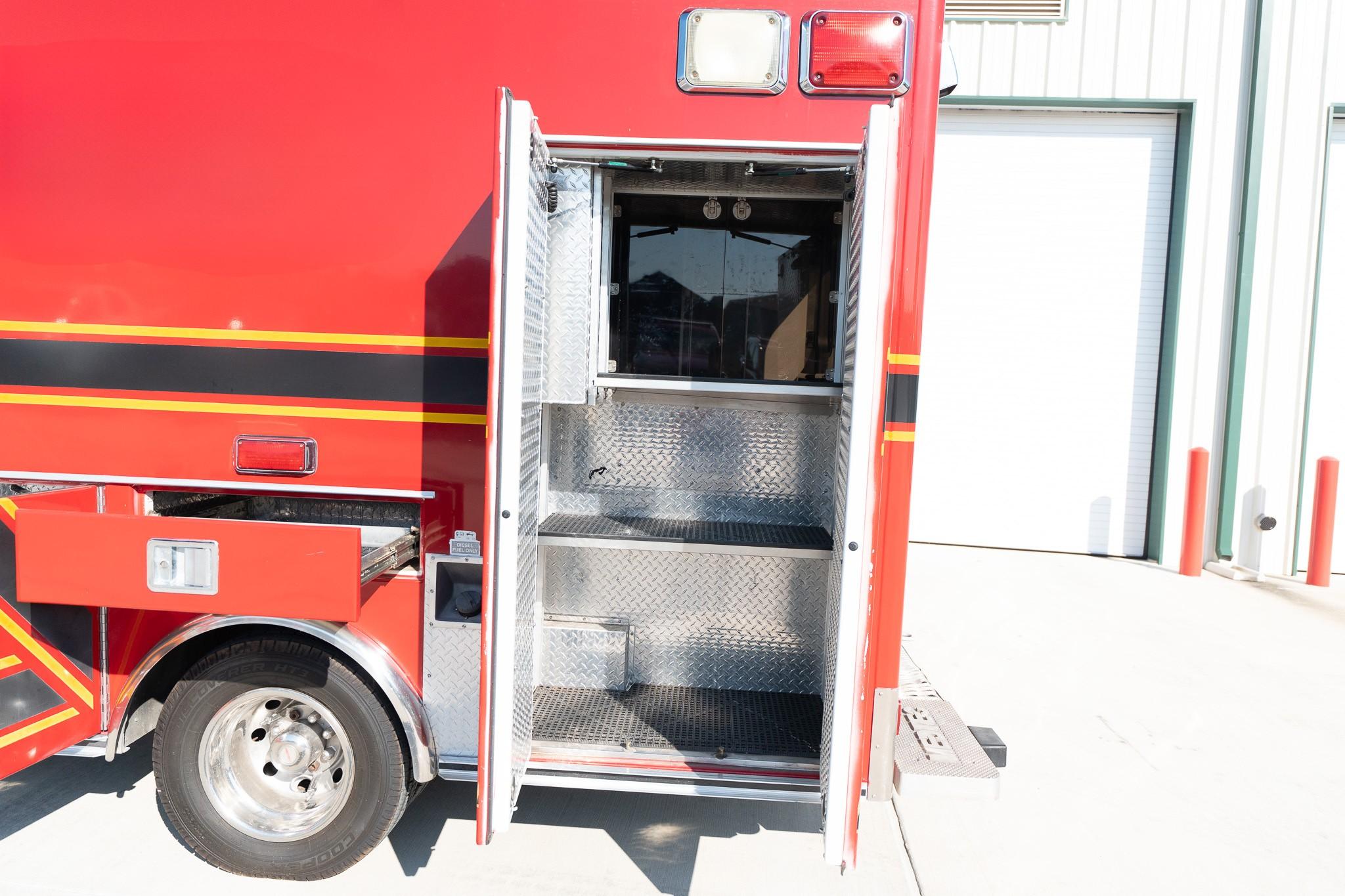 2004 Ford Type III - image 5