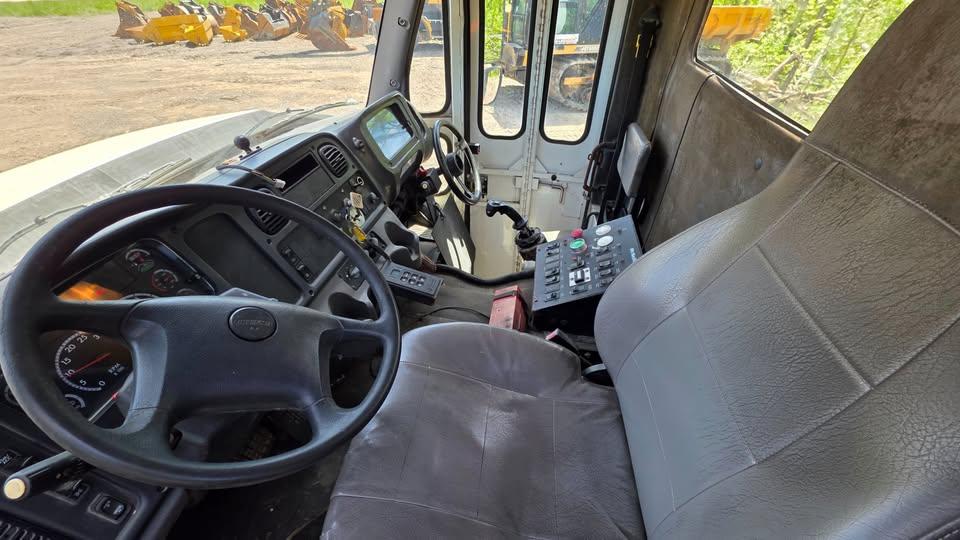2014 Freightliner McNeilus Automated Side Loader - image 9