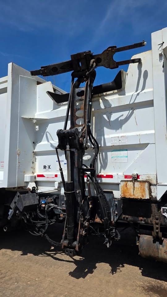 2014 Freightliner McNeilus Automated Side Loader - image 10