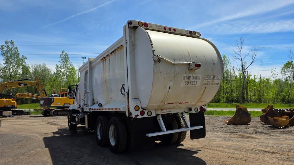 2014 Freightliner McNeilus Automated Side Loader - image 2