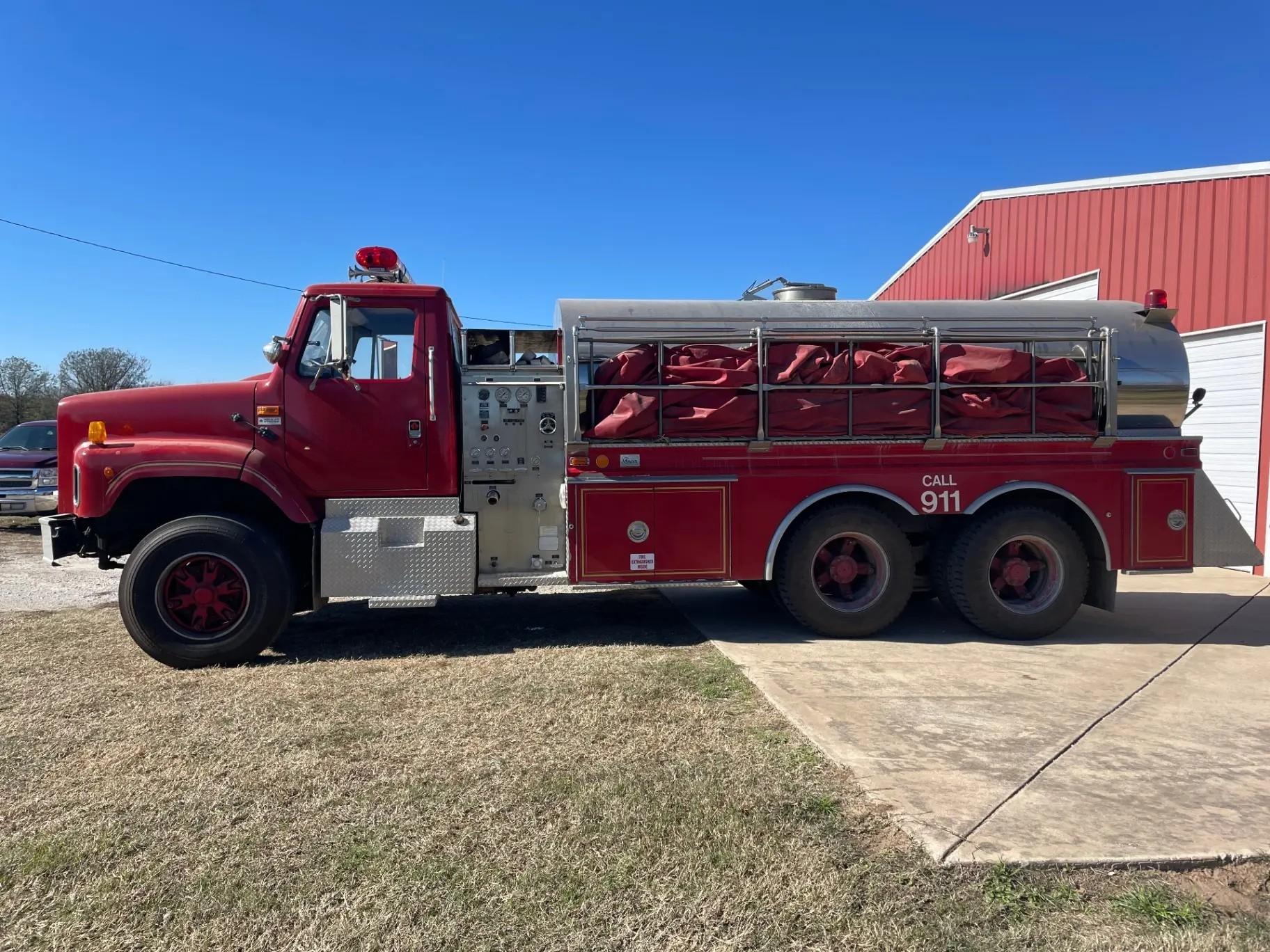 1990 4 Guys International Tanker - image 1
