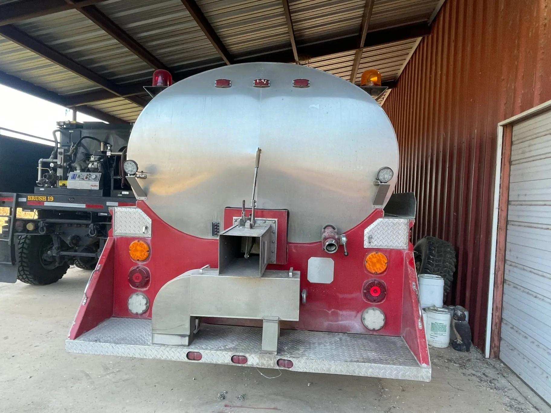 1990 4 Guys International Tanker - image 3