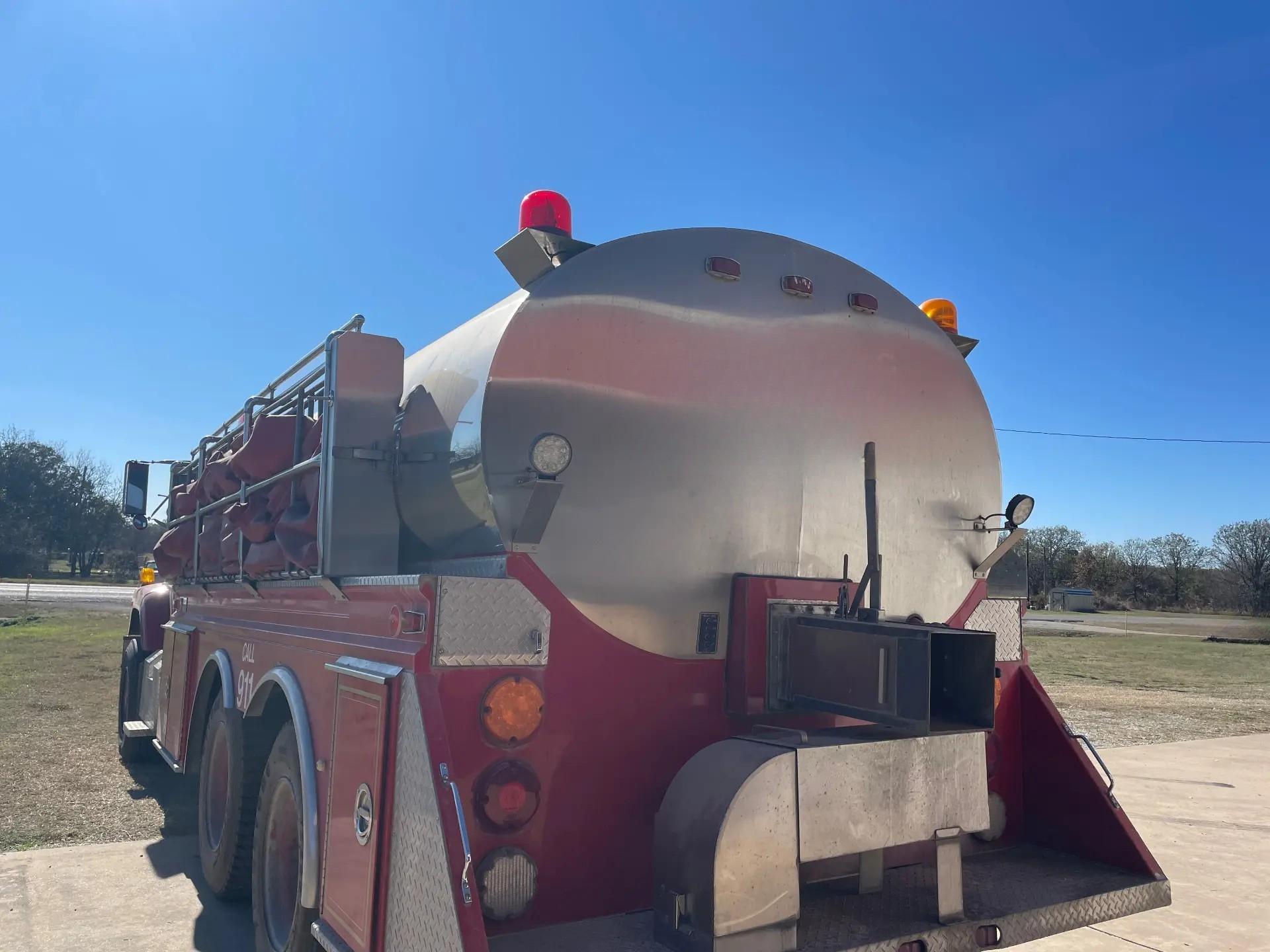1990 4 Guys International Tanker - image 2