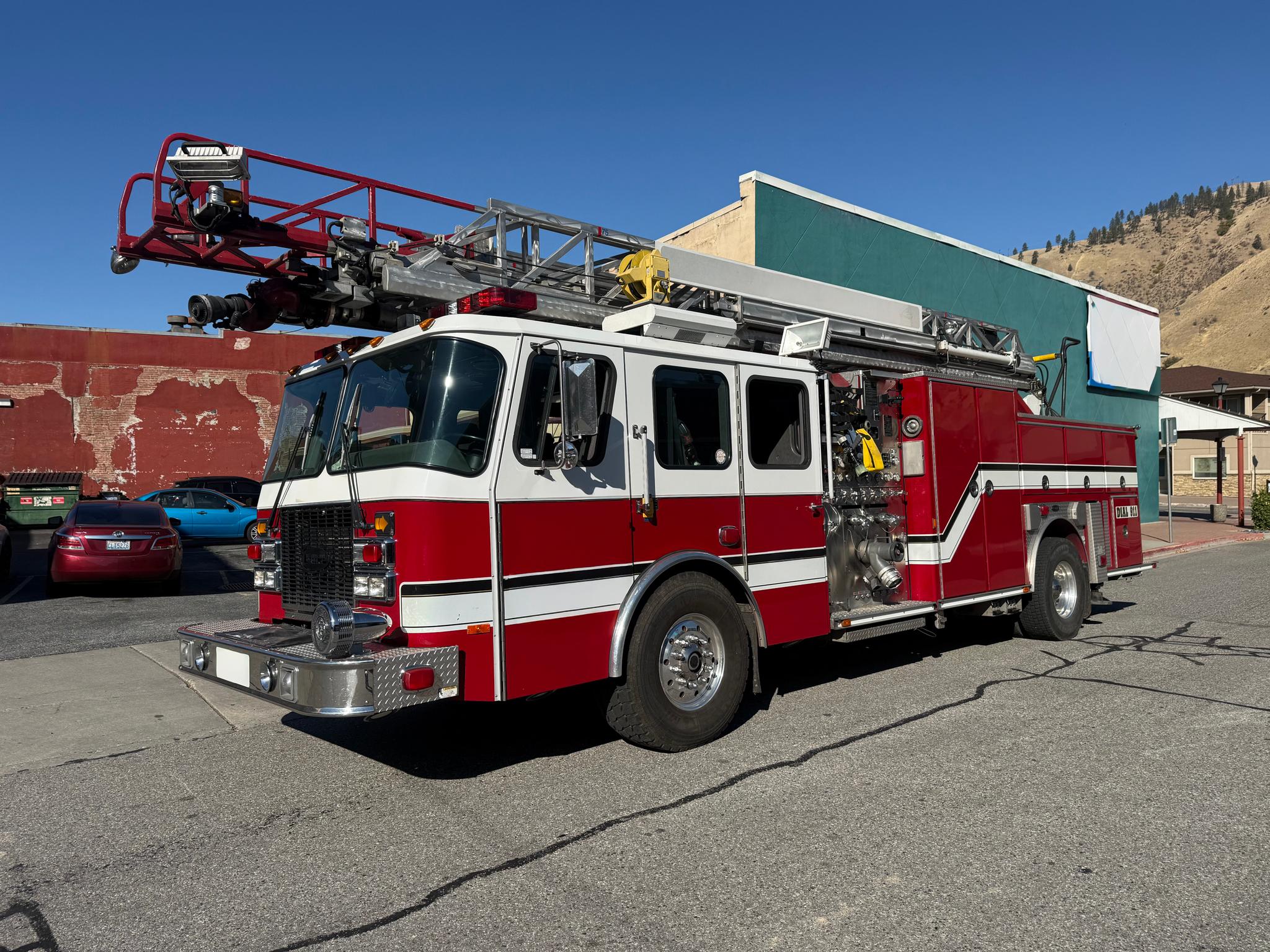2001 E-One 75' Aerial - image 2