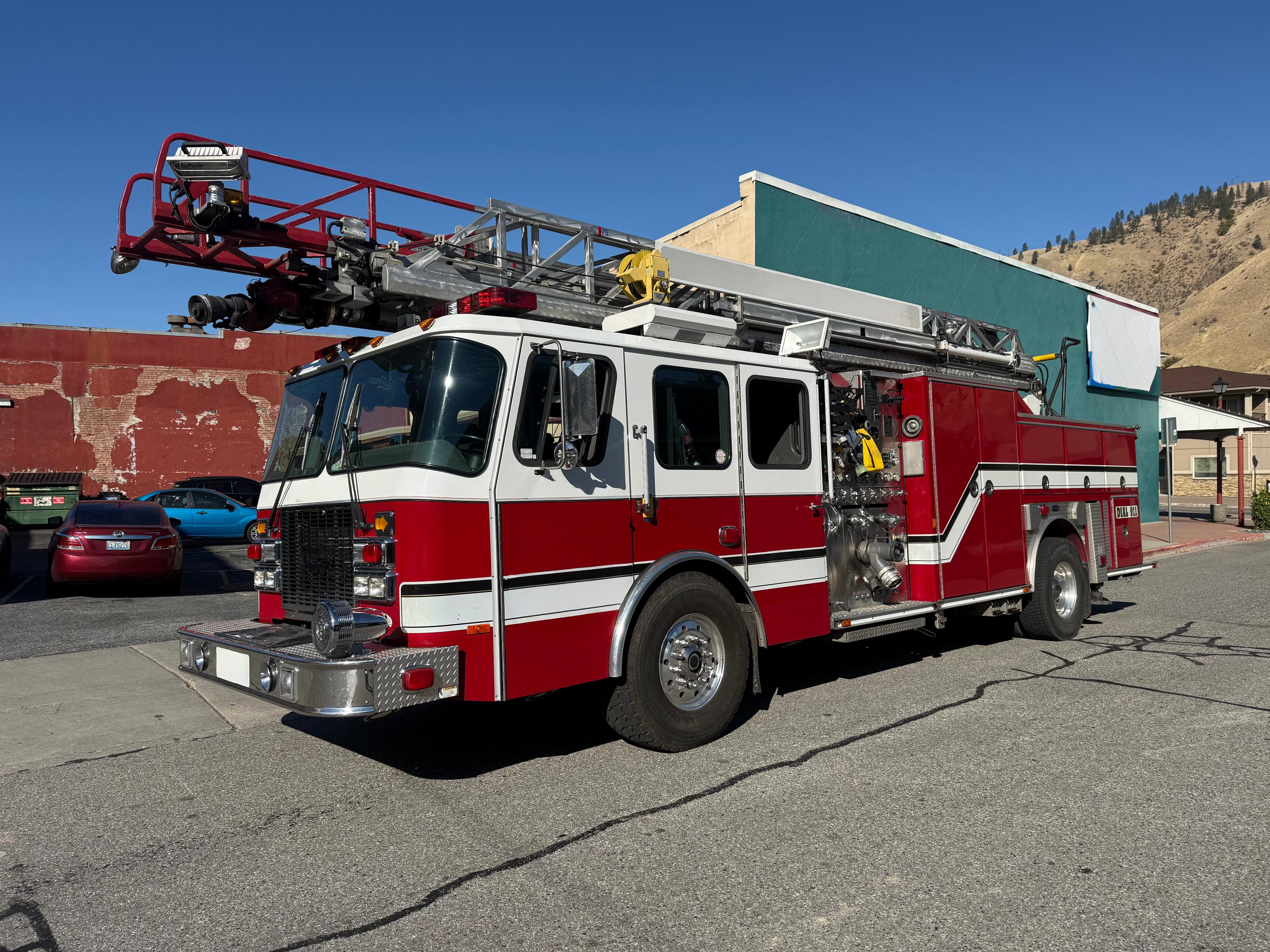 2001 E-One 75' Aerial - image 2