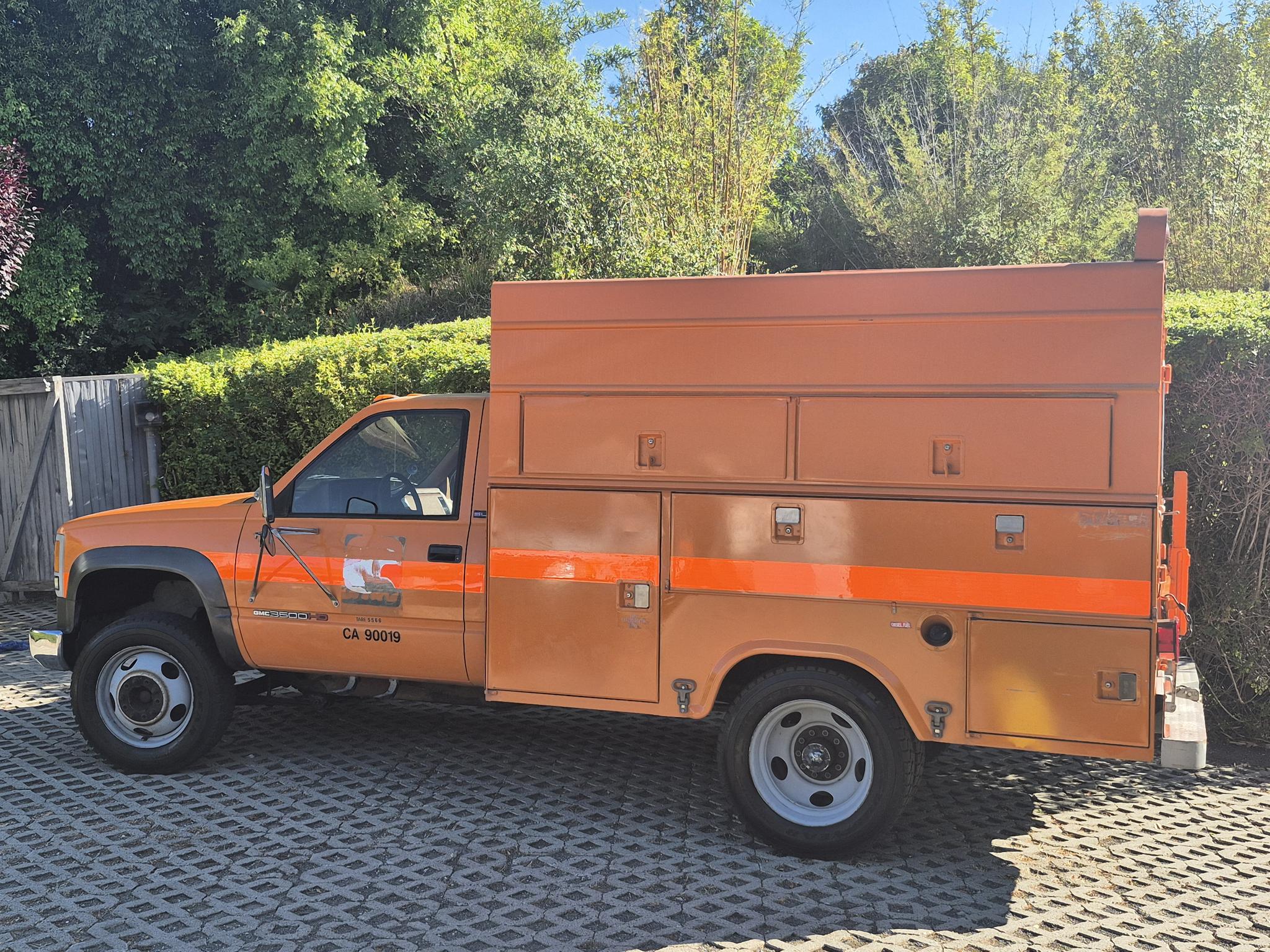 GMC 3500HD Welding/Service truck 9' Stahl enclosed box - image 2