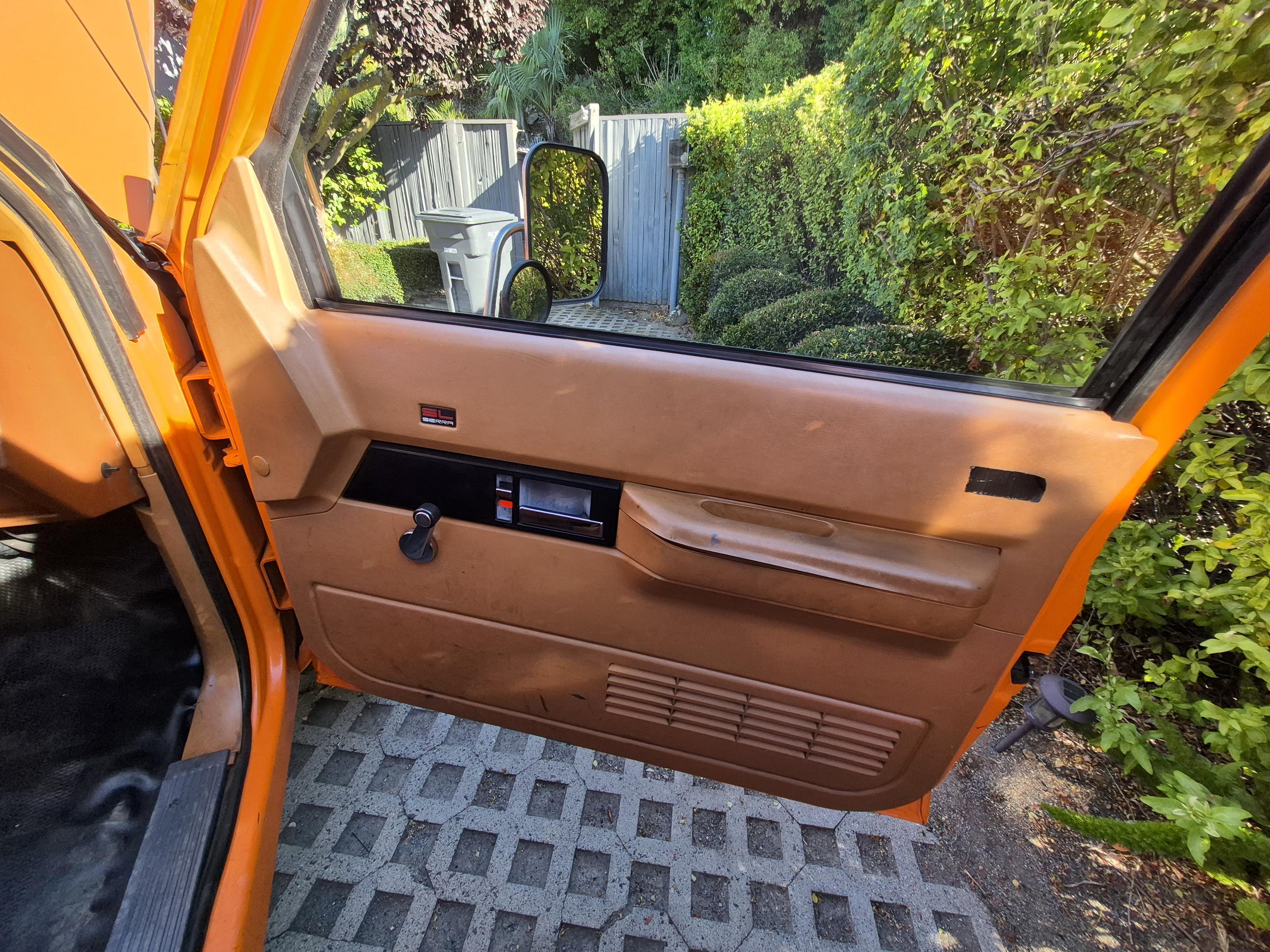 GMC 3500HD Welding/Service truck 9' Stahl enclosed box - image 9