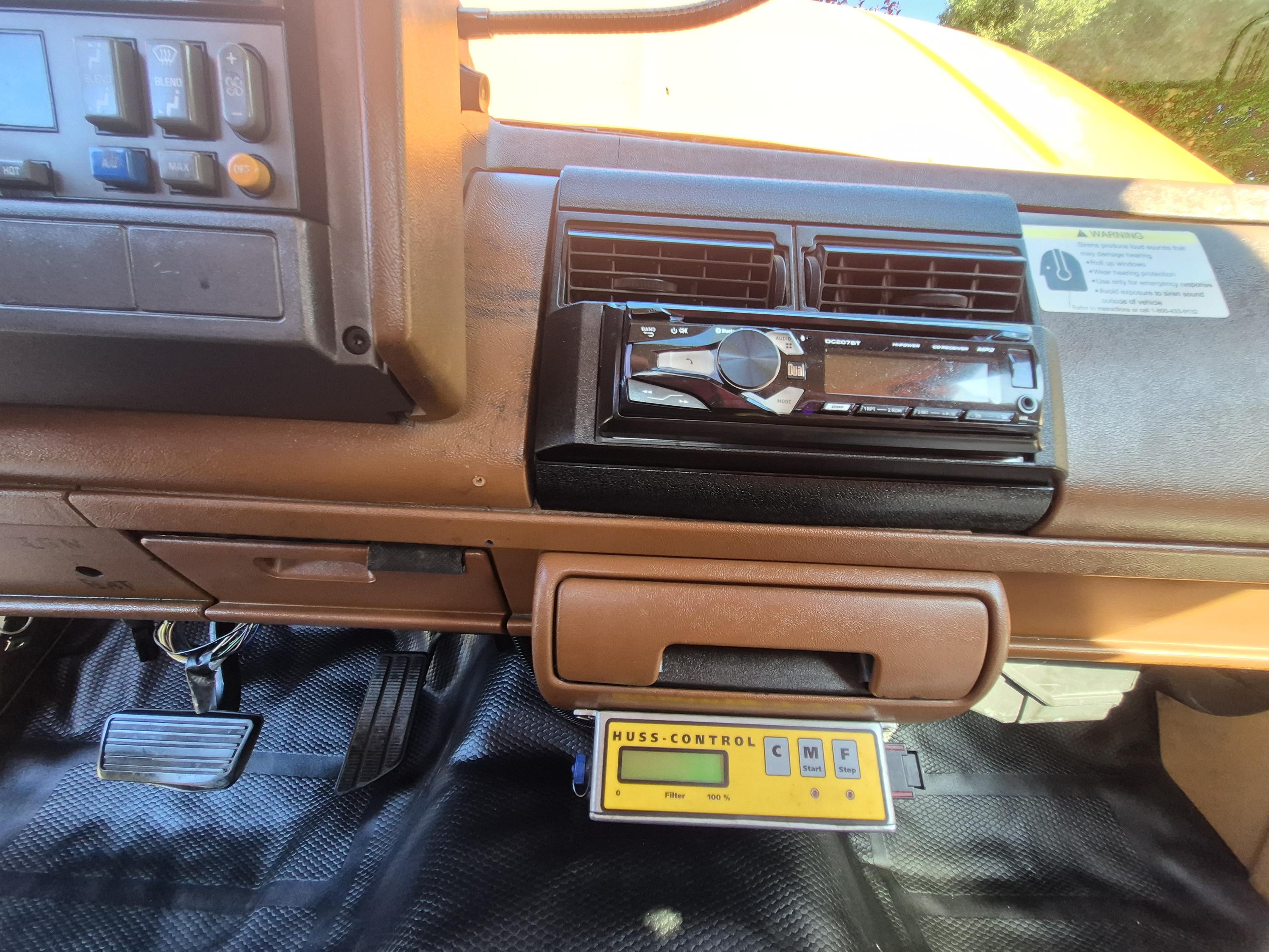 GMC 3500HD Welding/Service truck 9' Stahl enclosed box - image 8