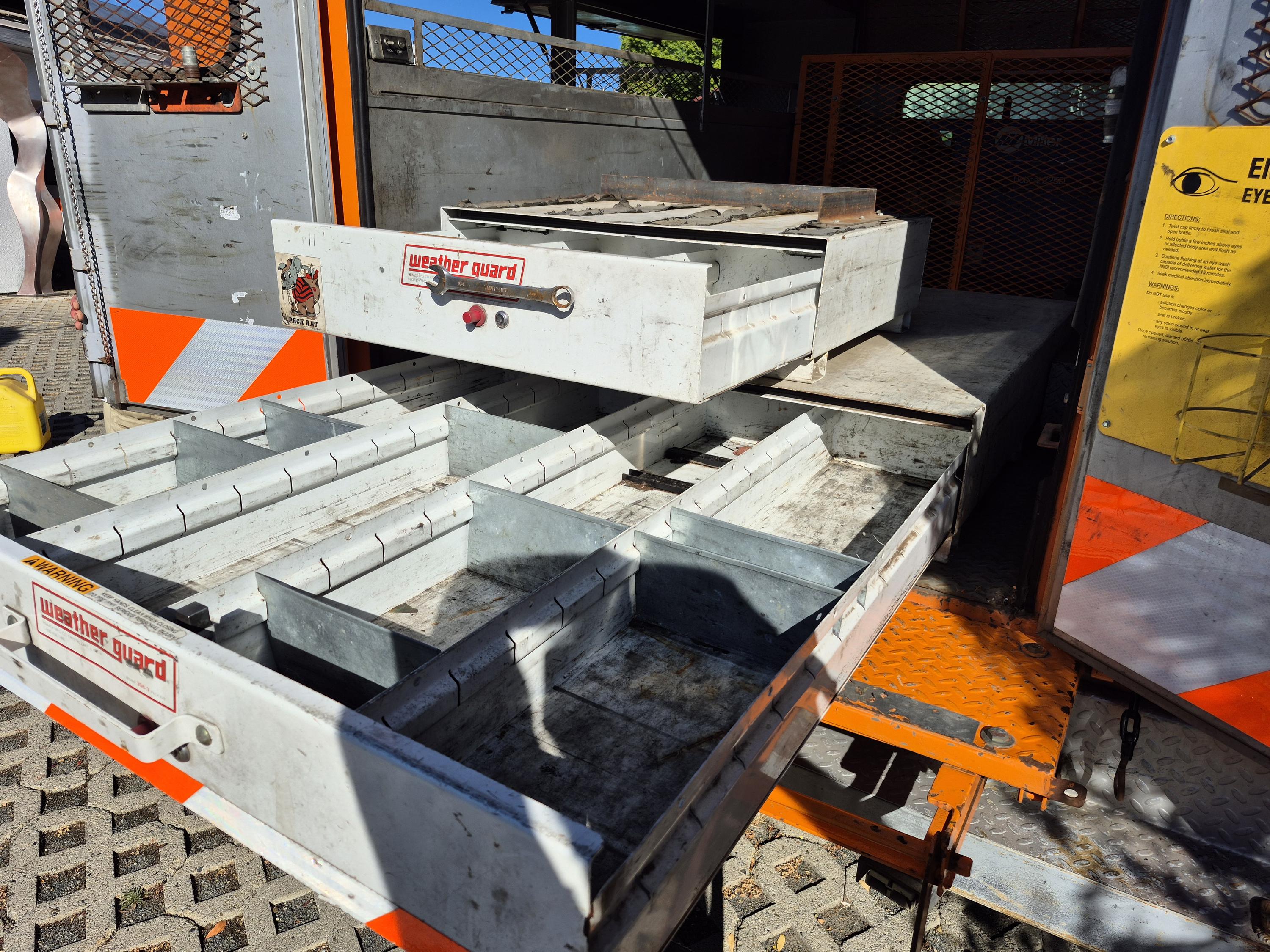 GMC 3500HD Welding/Service truck 9' Stahl enclosed box - image 13