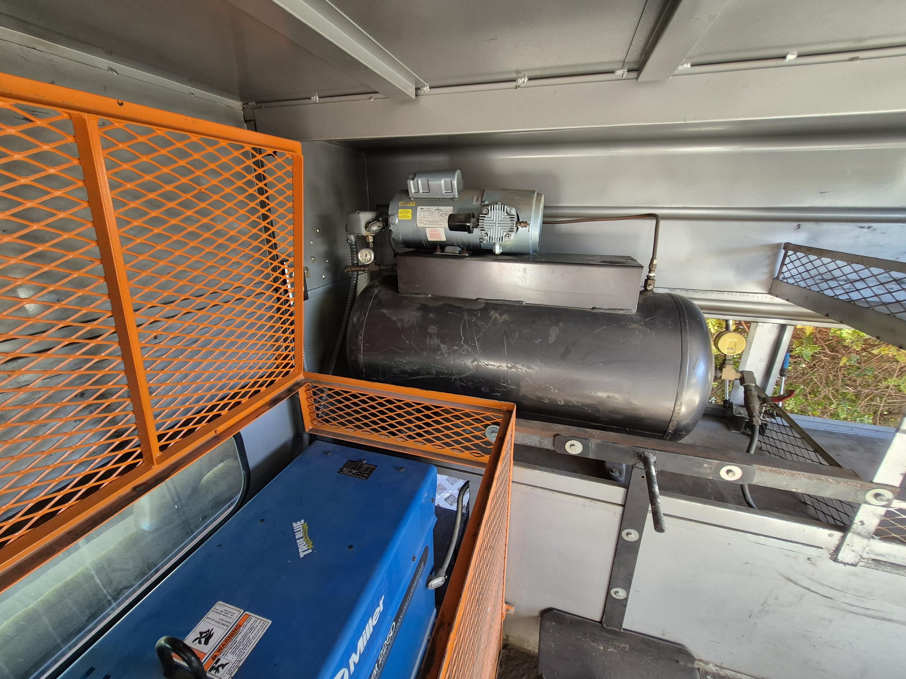 GMC 3500HD Welding/Service truck 9' Stahl enclosed box - image 14
