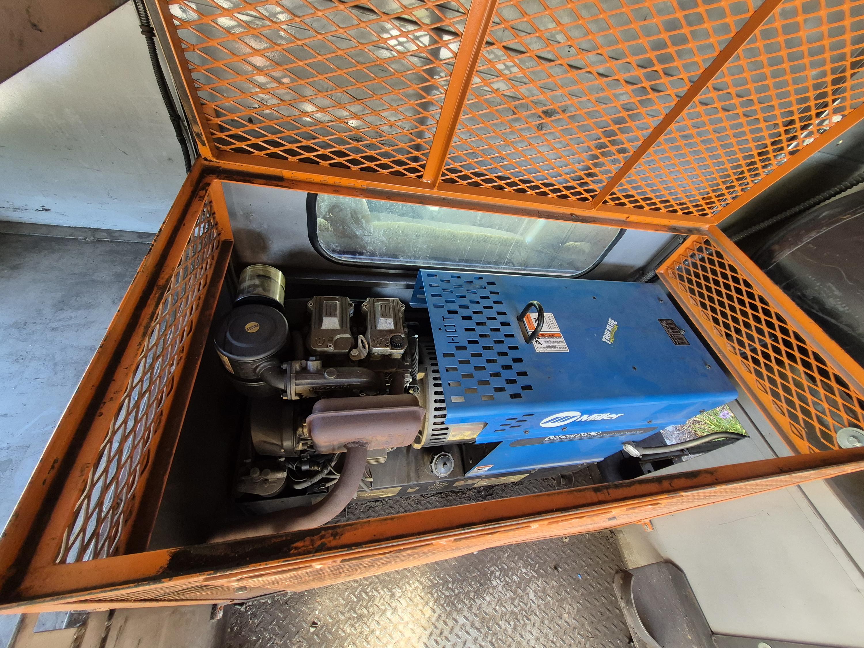 GMC 3500HD Welding/Service truck 9' Stahl enclosed box - image 15