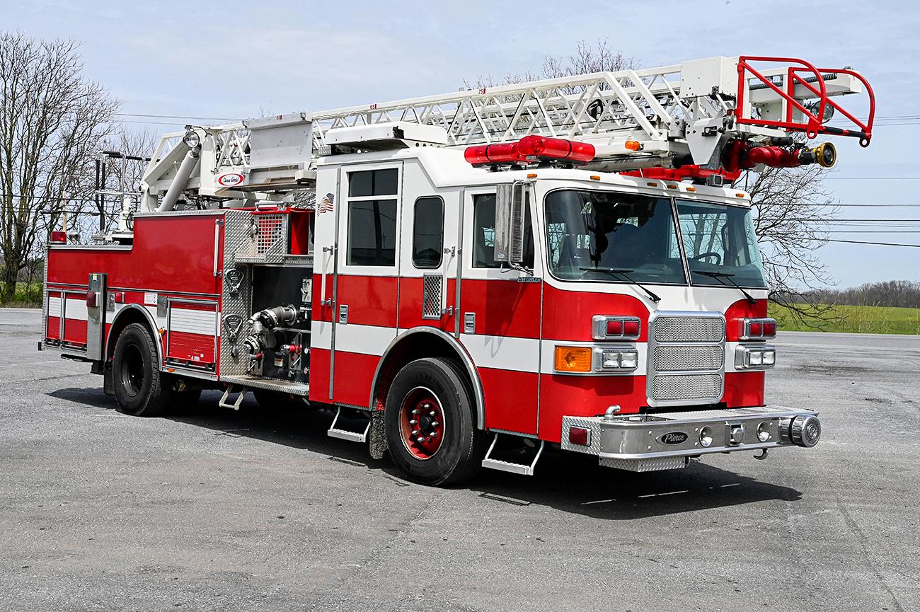 2003 Pierce 75′ Quint 1500/400 - image 2