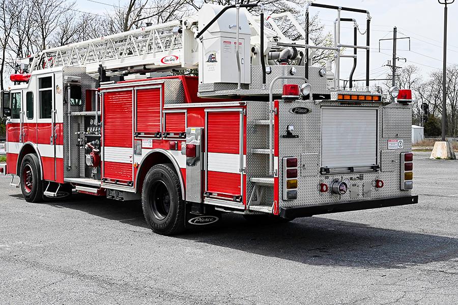 2003 Pierce 75′ Quint 1500/400 - image 3