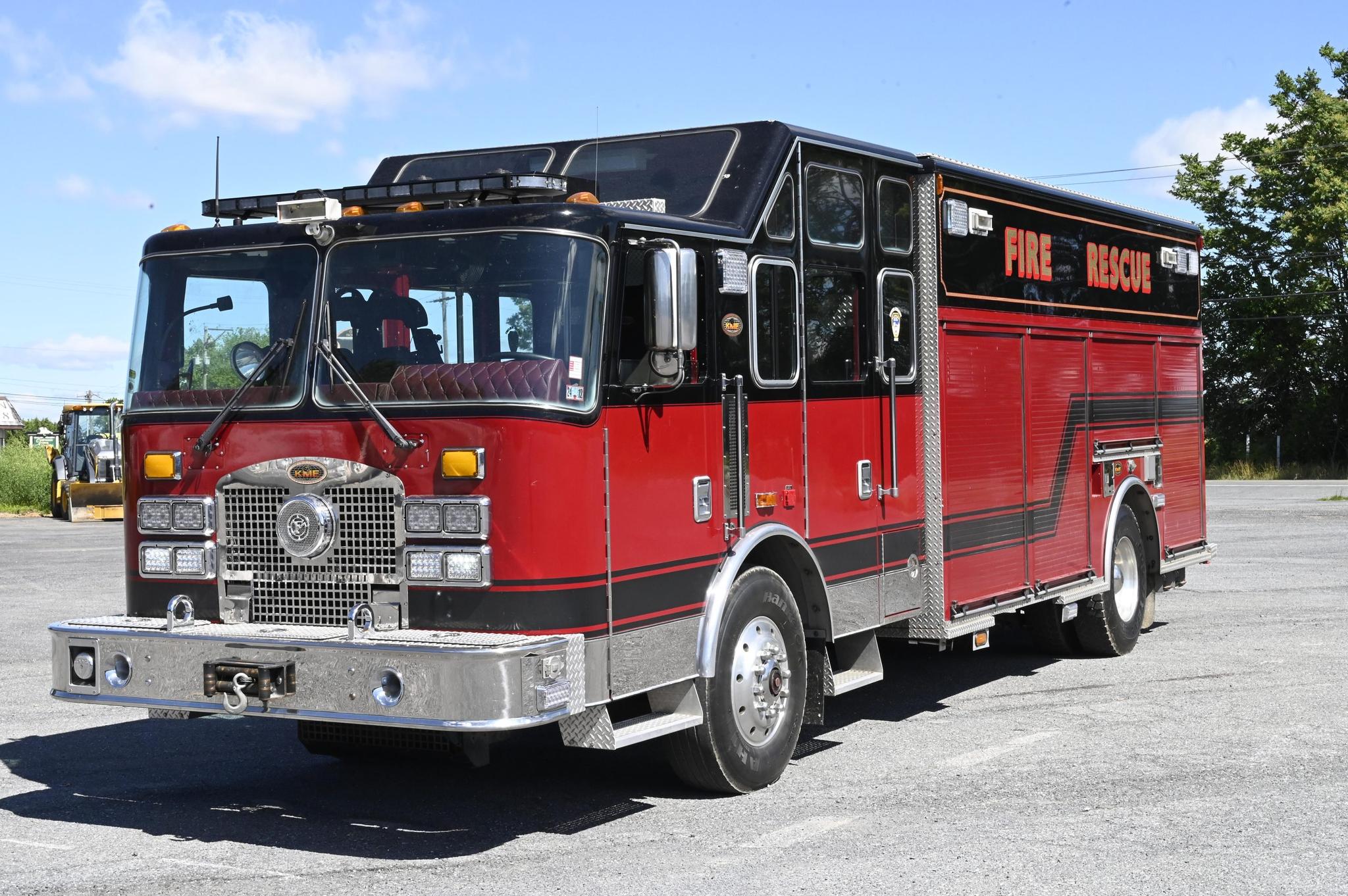2002 KME Non Walk-In Heavy Rescue with Cascade - image 1