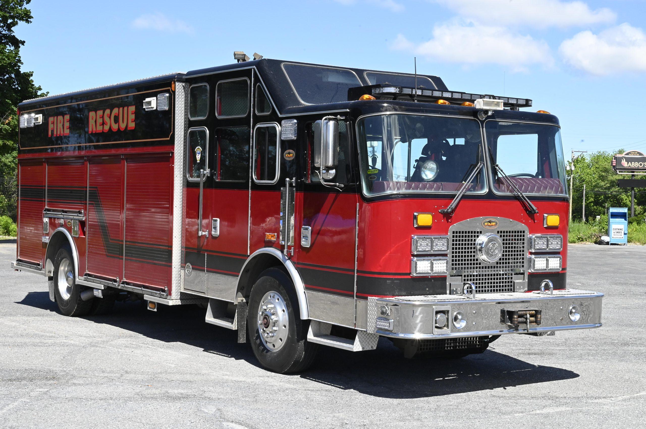 2002 KME Non Walk-In Heavy Rescue with Cascade - image 2