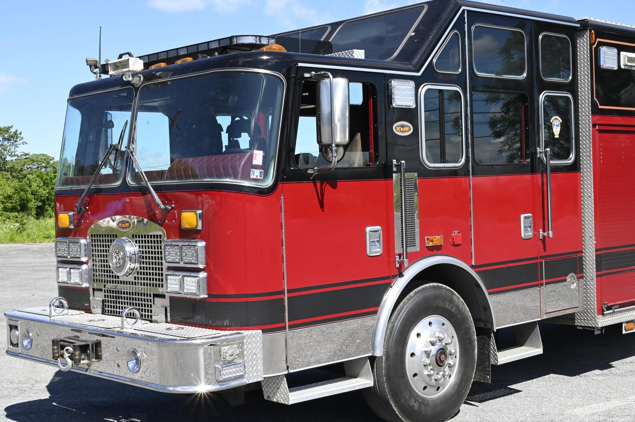 2002 KME Non Walk-In Heavy Rescue with Cascade - image 3