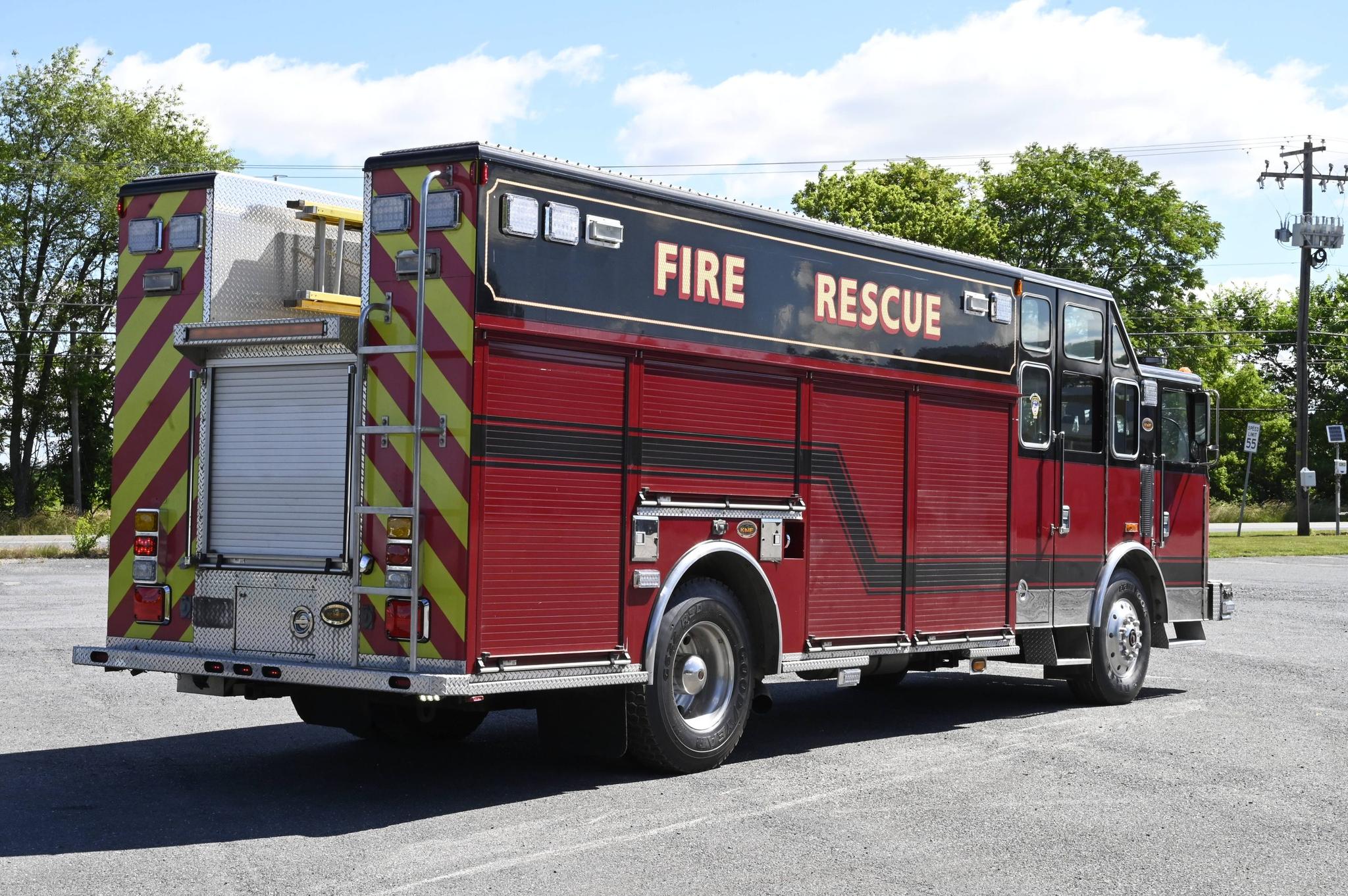 2002 KME Non Walk-In Heavy Rescue with Cascade - image 4