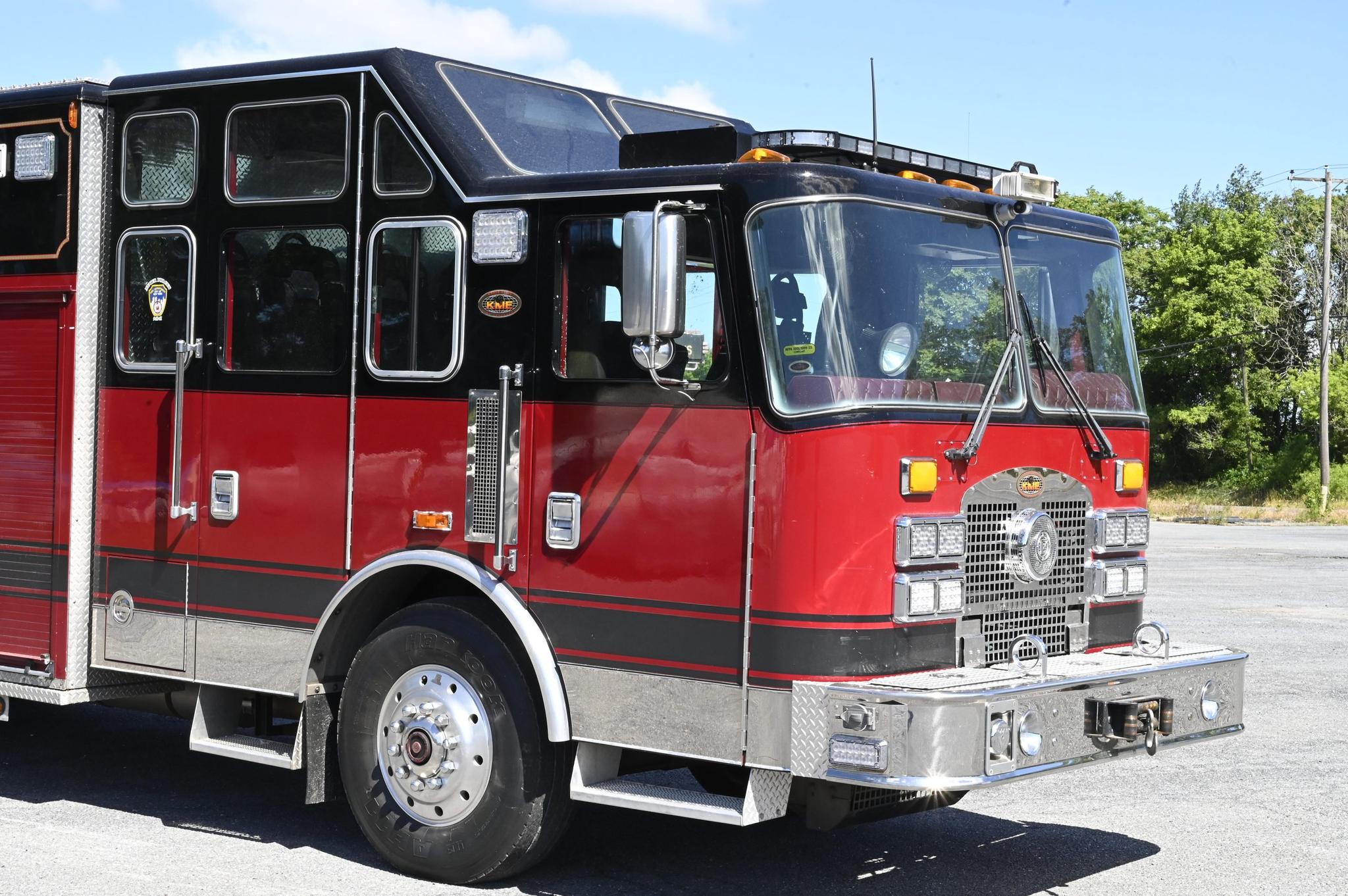 2002 KME Non Walk-In Heavy Rescue with Cascade - image 5