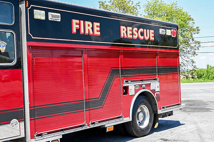 2002 KME Non Walk-In Heavy Rescue with Cascade - image 6