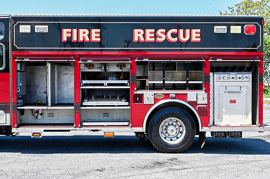 2002 KME Non Walk-In Heavy Rescue with Cascade - image 7