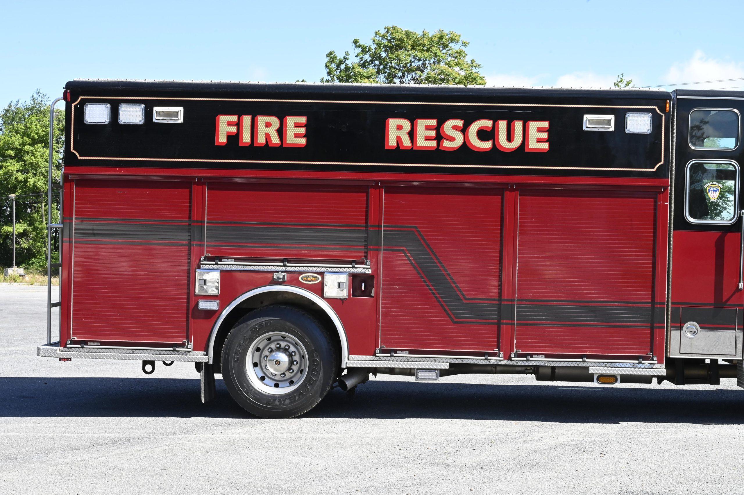 2002 KME Non Walk-In Heavy Rescue with Cascade - image 8