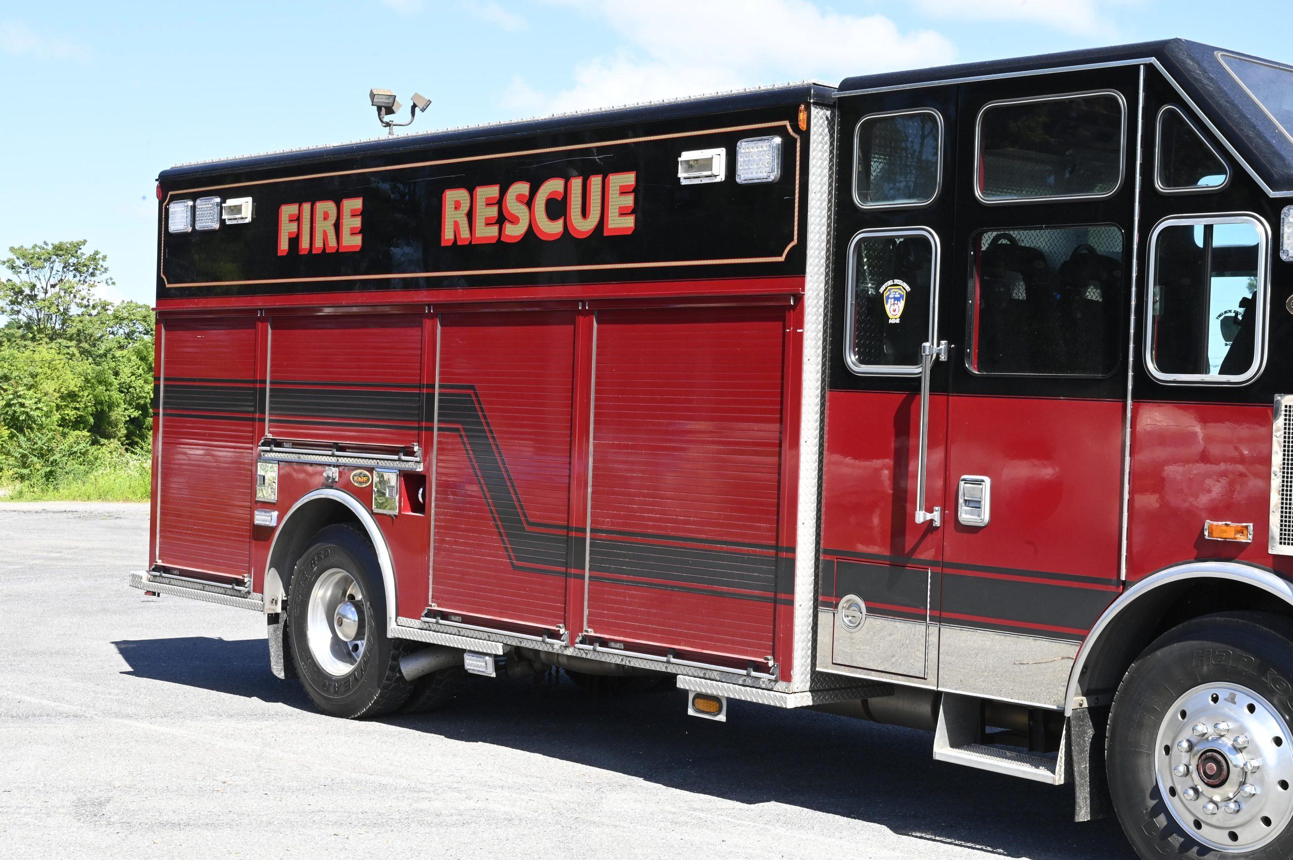2002 KME Non Walk-In Heavy Rescue with Cascade - image 9