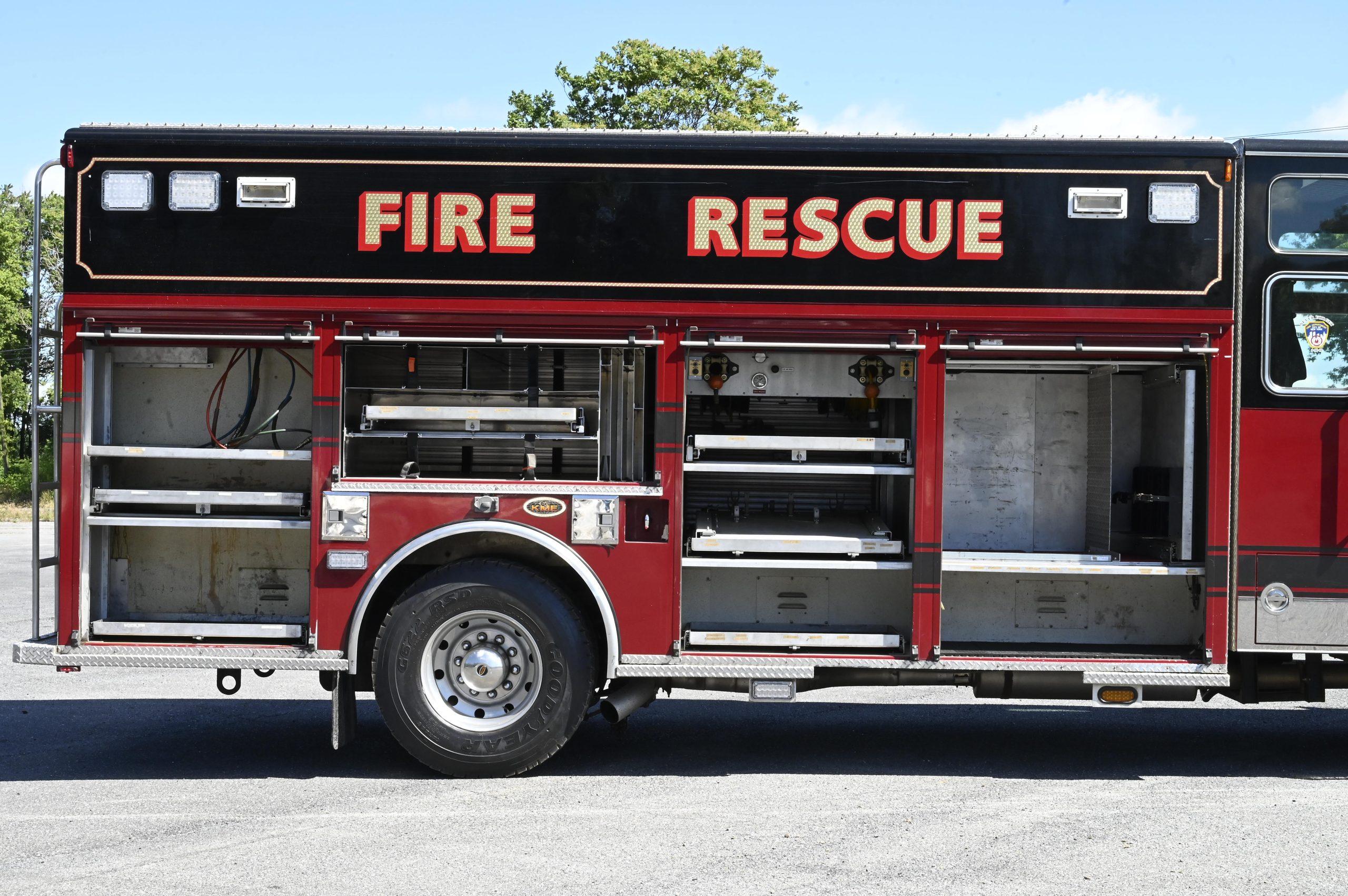 2002 KME Non Walk-In Heavy Rescue with Cascade - image 12