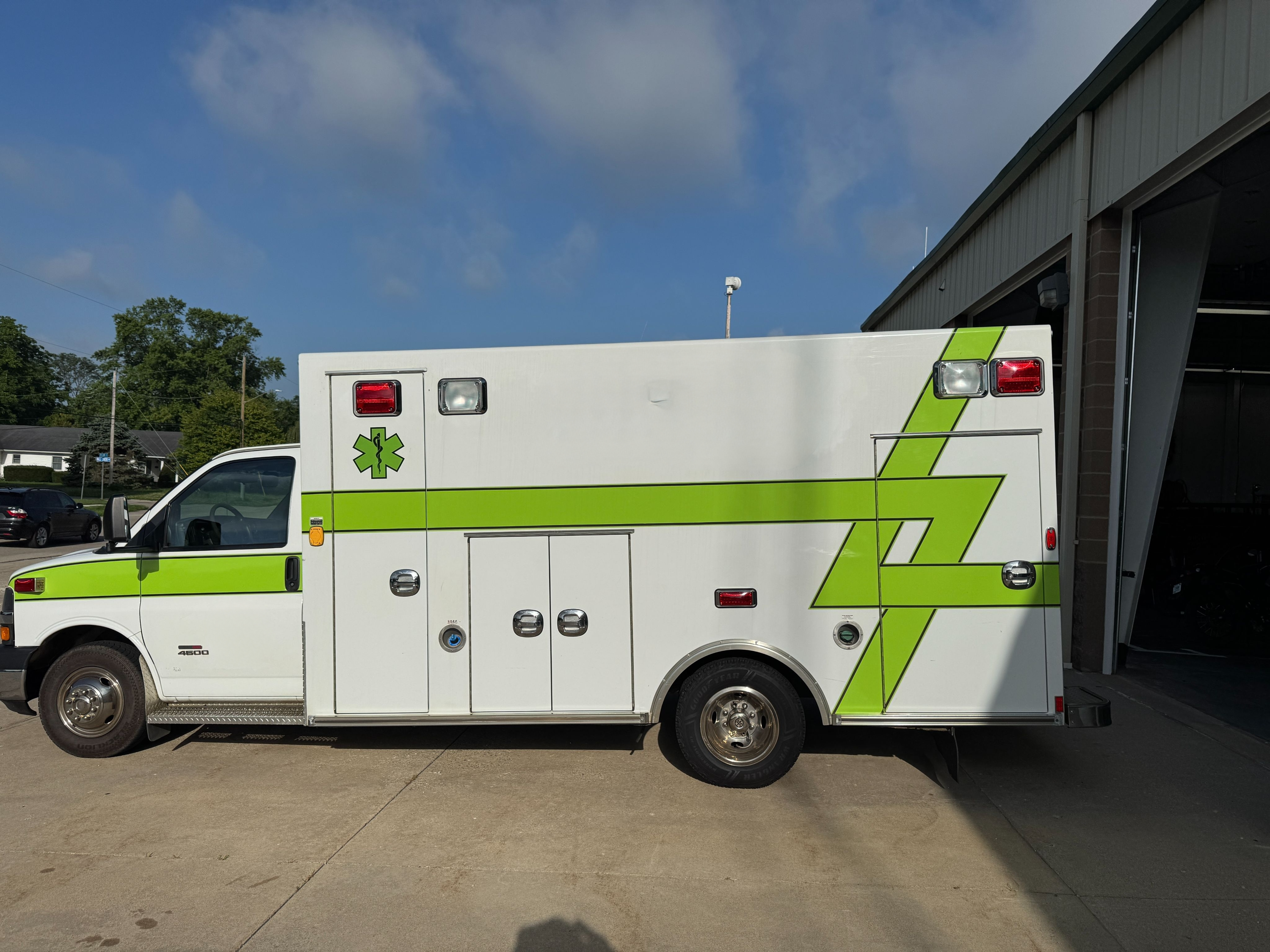2011 Chevrolet Braun Type III Ambulance - image 4