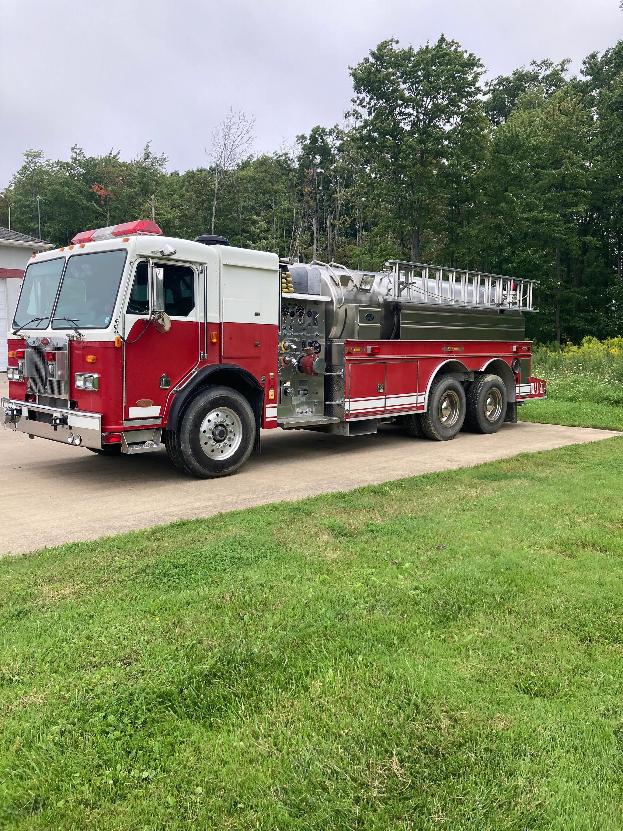 1998 S&S Peterbilt Pumper Tanker - image 1