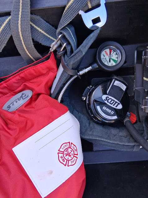 (1) Scott Air-Pak NxG2 4.5, and (1) Scott 2.2 SCBA Harness with EZ Flow Regulator — photo 6