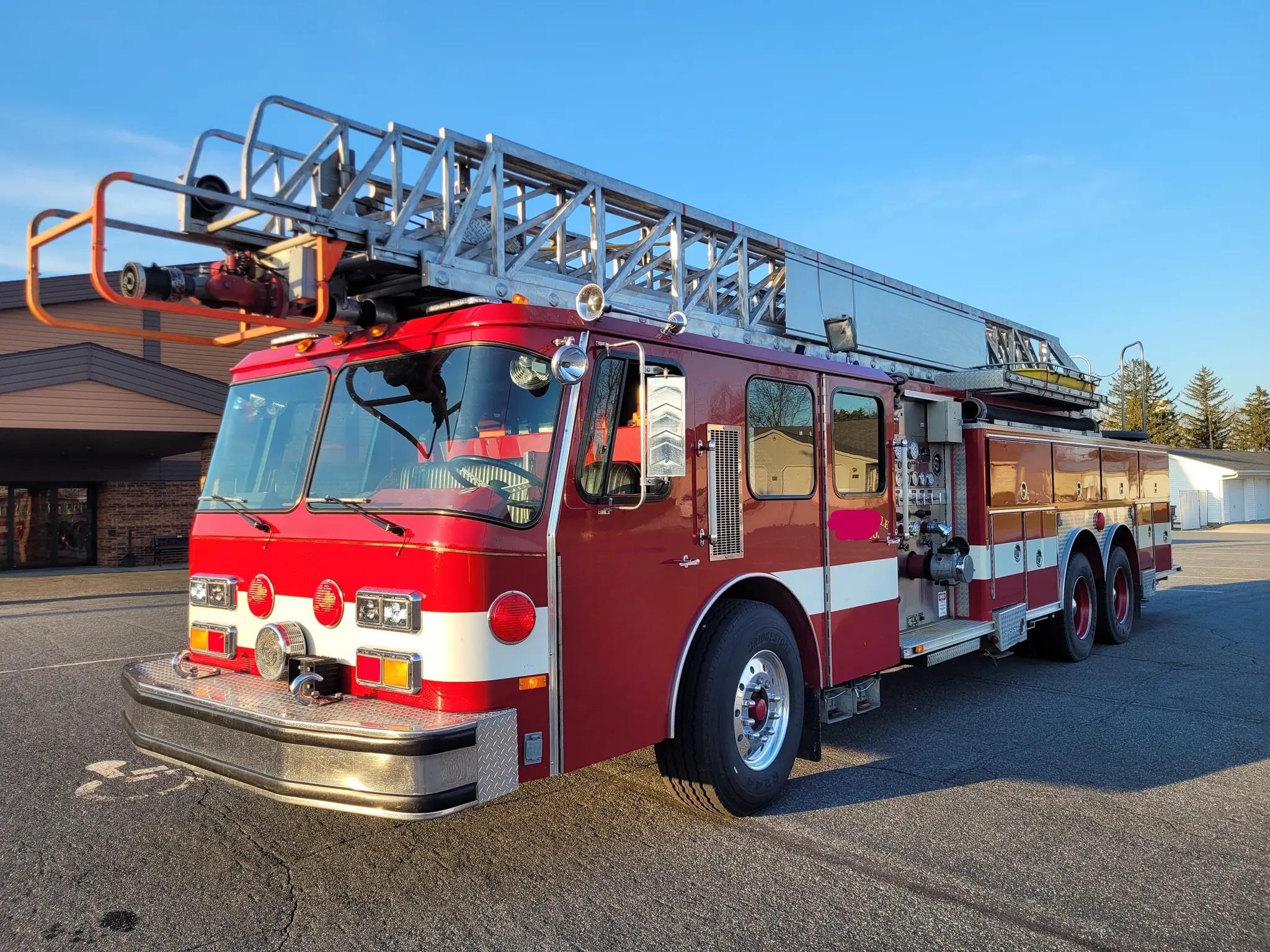 1988 E-One 110' Quint - image 3