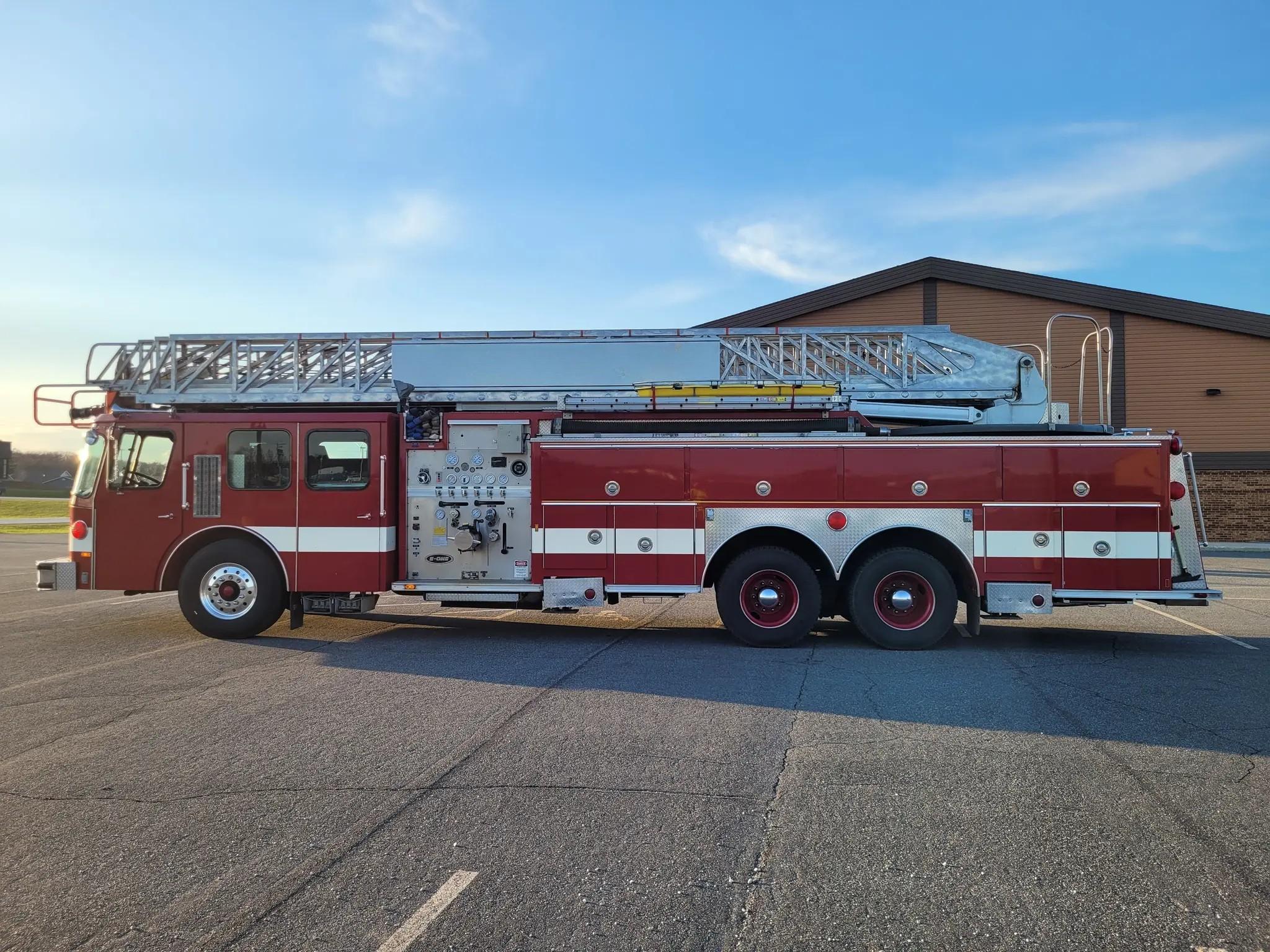 1988 E-One 110' Quint - image 4