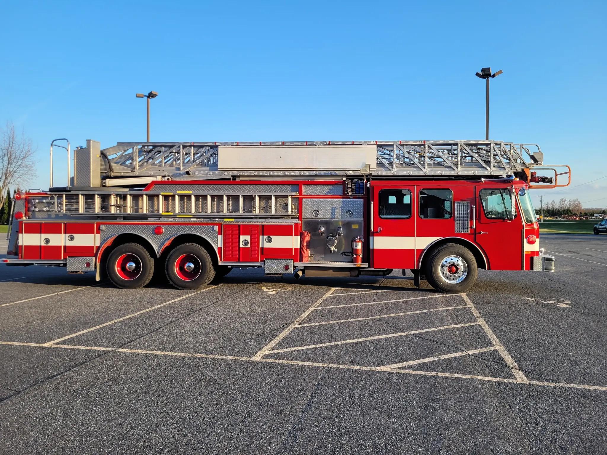 1988 E-One 110' Quint - image 2