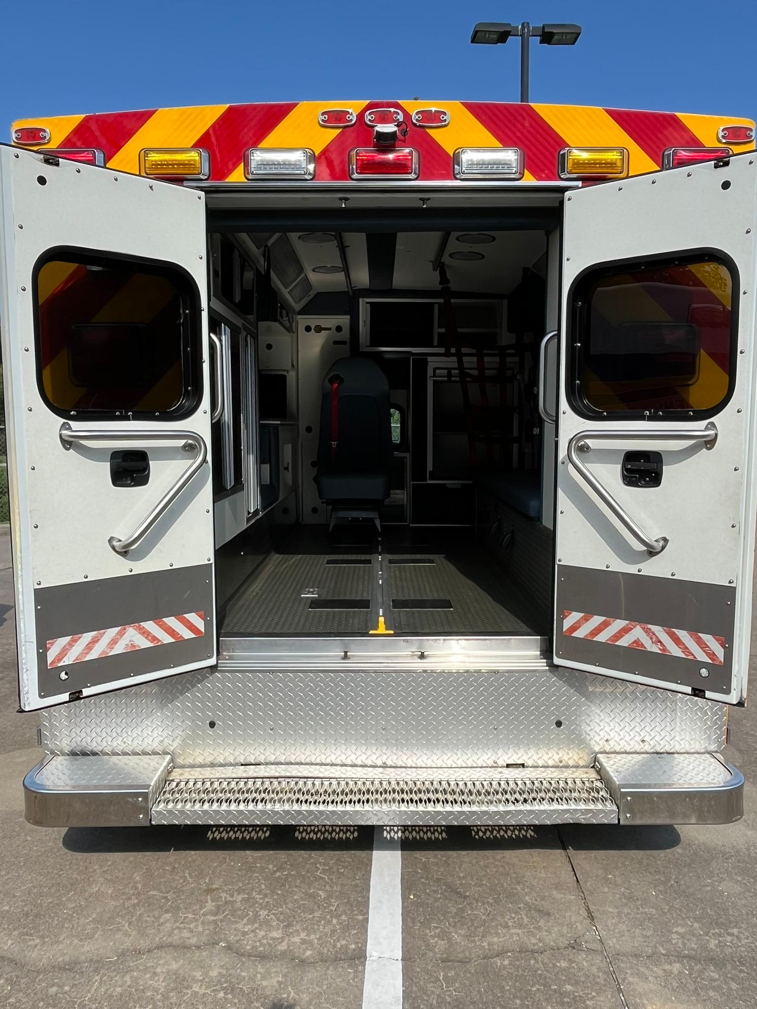 2009 Braun Dodge 4x4 Type I Ambulance - image 7