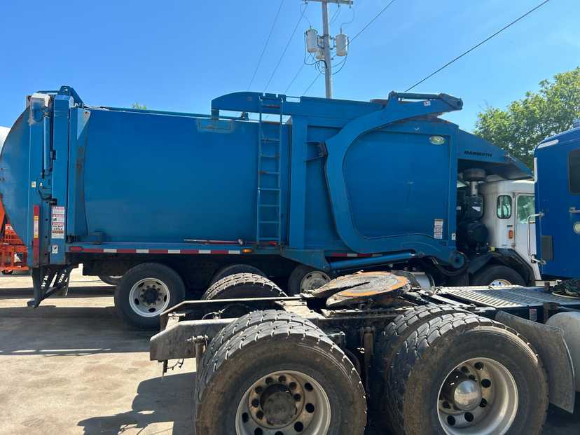 2016 Peterbilt New Way Front Loader — photo 2
