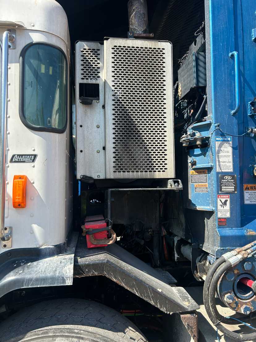 2016 Peterbilt New Way Front Loader — photo 4