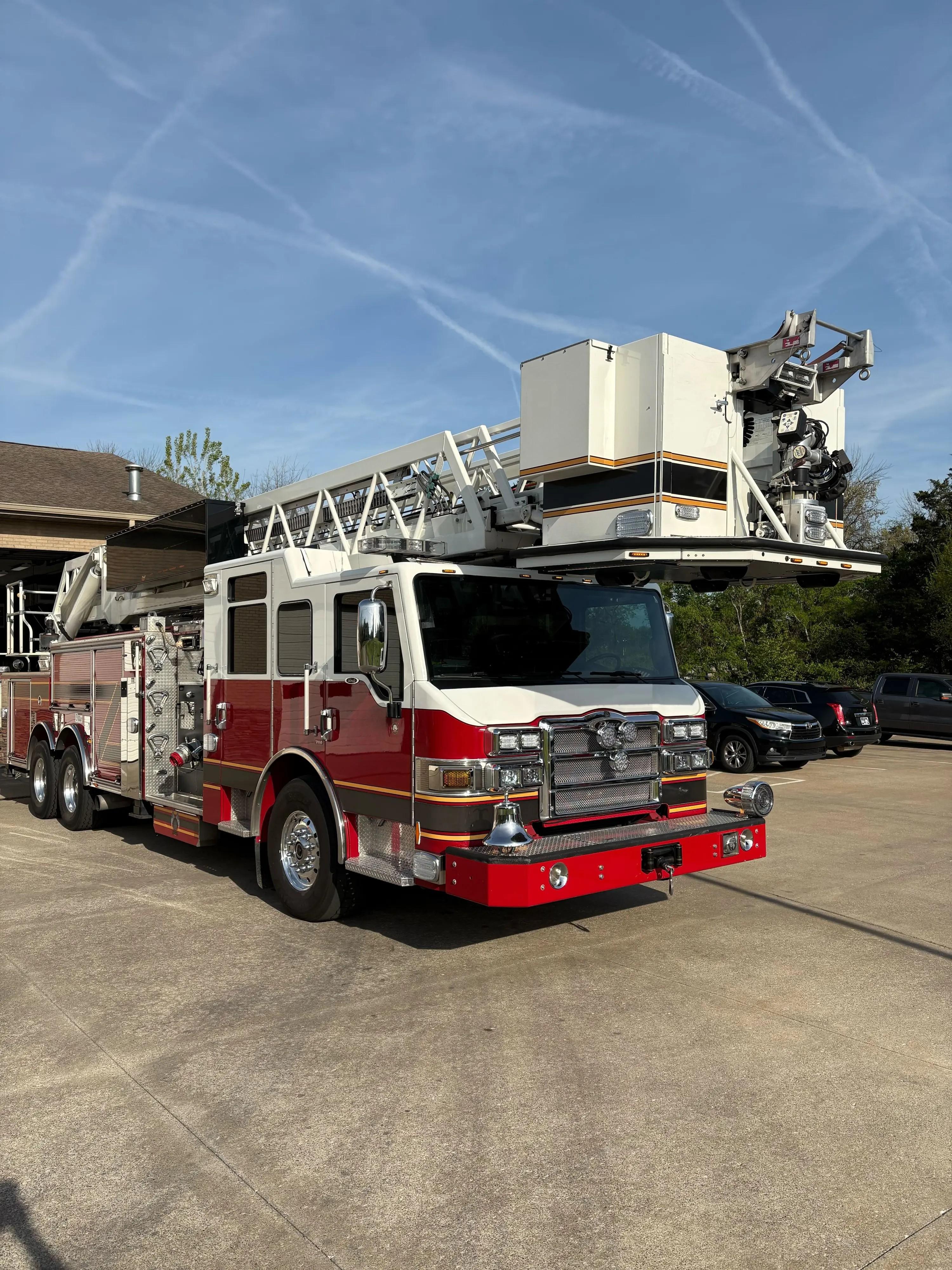 2013 Pierce Velocity 100' Quint - image 1