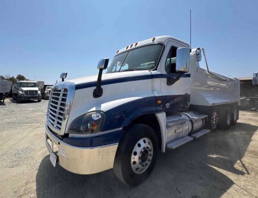 2018 Freightliner Super 10 Dump — photo 2