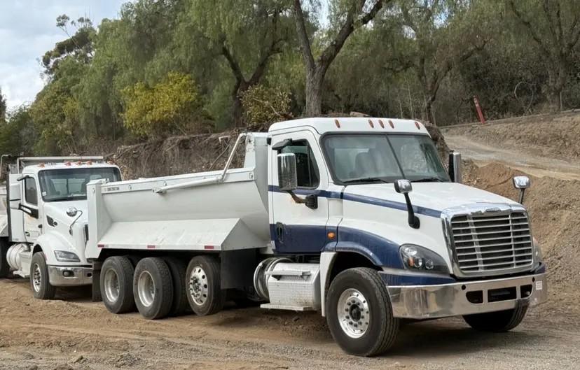 2018 Freightliner Super 10 Dump Truck - image 1