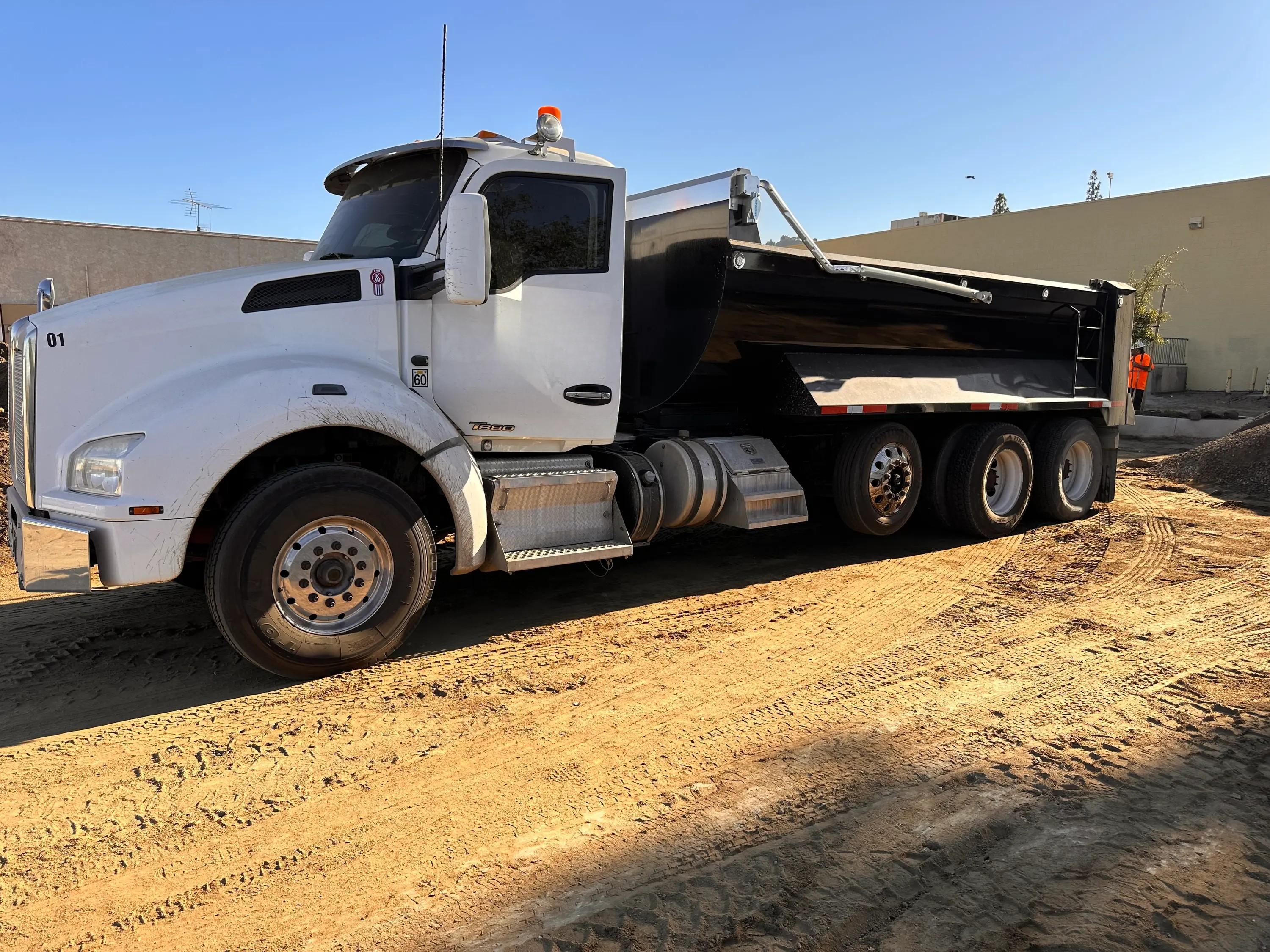 2018 Kenworth T880 Dump Truck - image 4