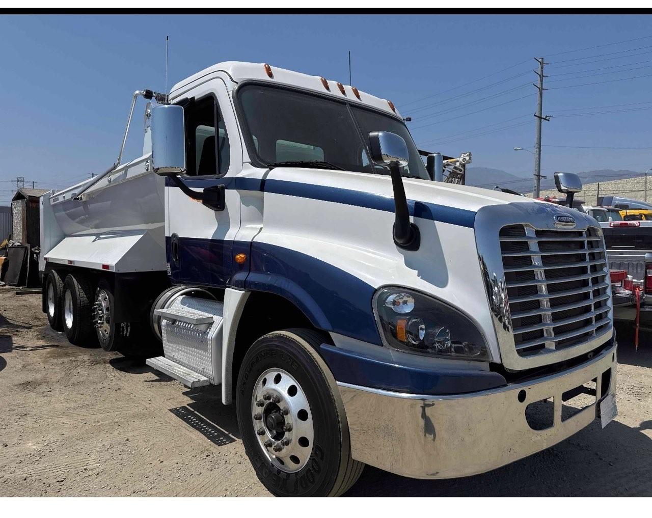 2018 Freightliner Super 10 Dump Truck - image 3